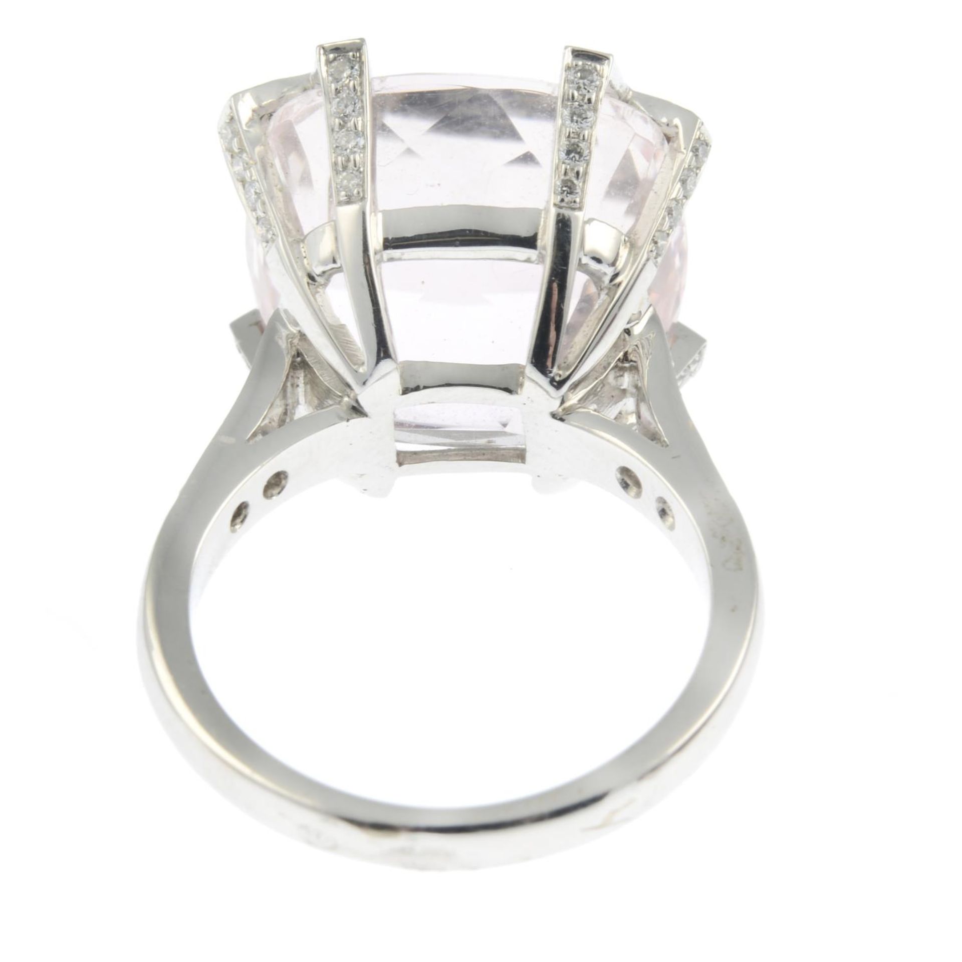 A kunzite dress ring, with pavé-set diamond claws and shoulders. - Bild 7 aus 7