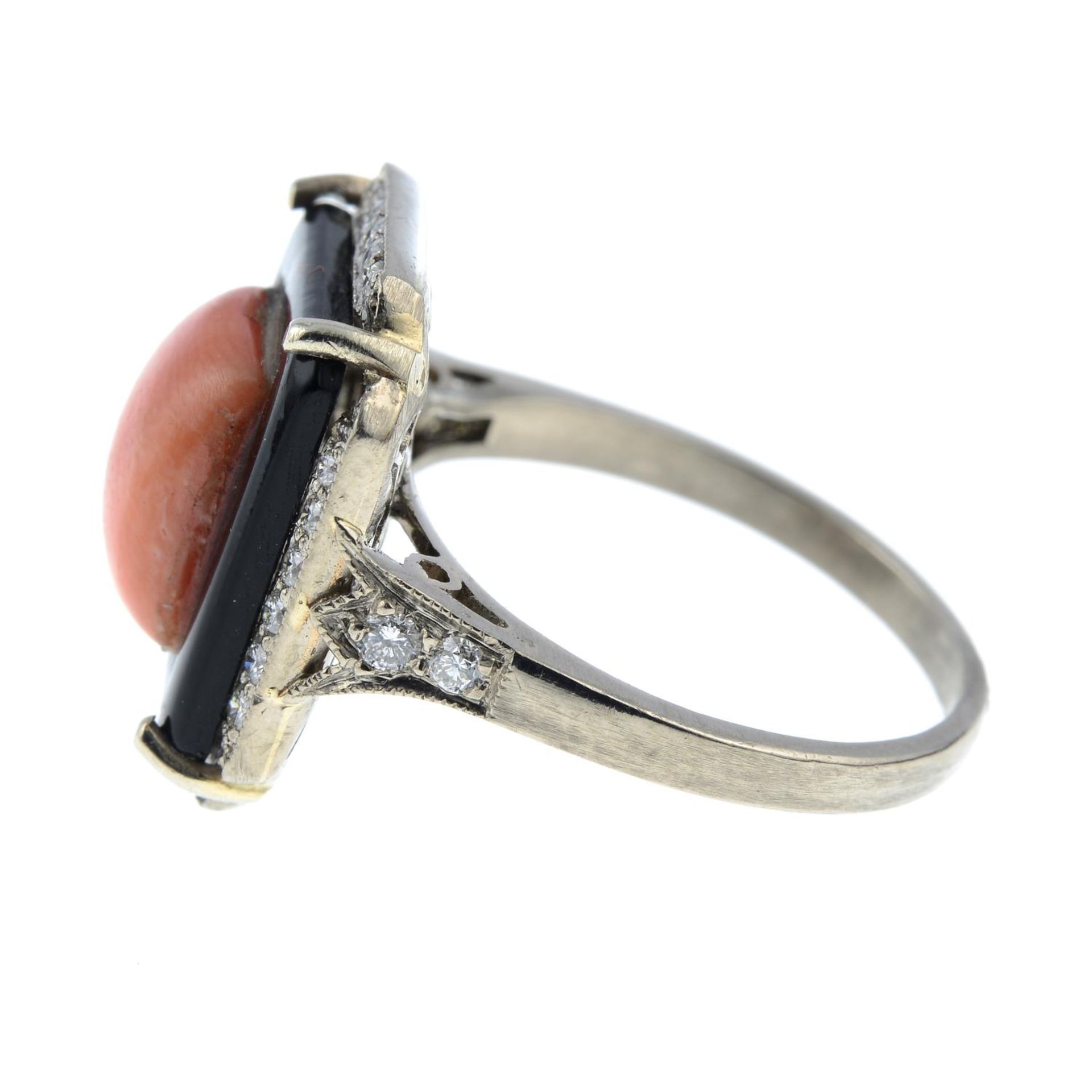 A coral, onyx and diamond dress ring.Estimated total diamond weight 0.20ct, - Bild 4 aus 6