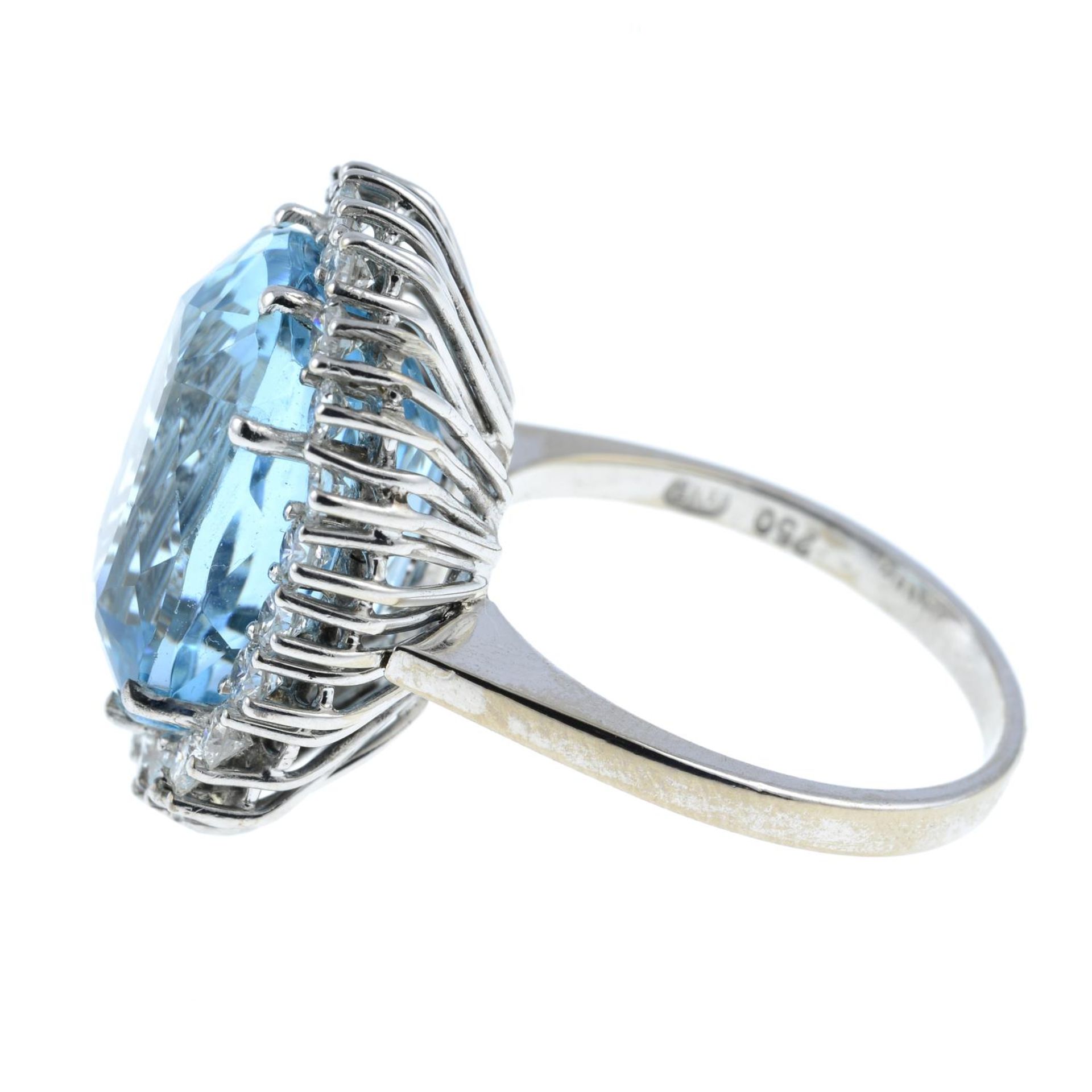 An aquamarine and diamond cluster ring.Aquamarine weight 10.94cts.Estimated total diamond weight - Bild 4 aus 6