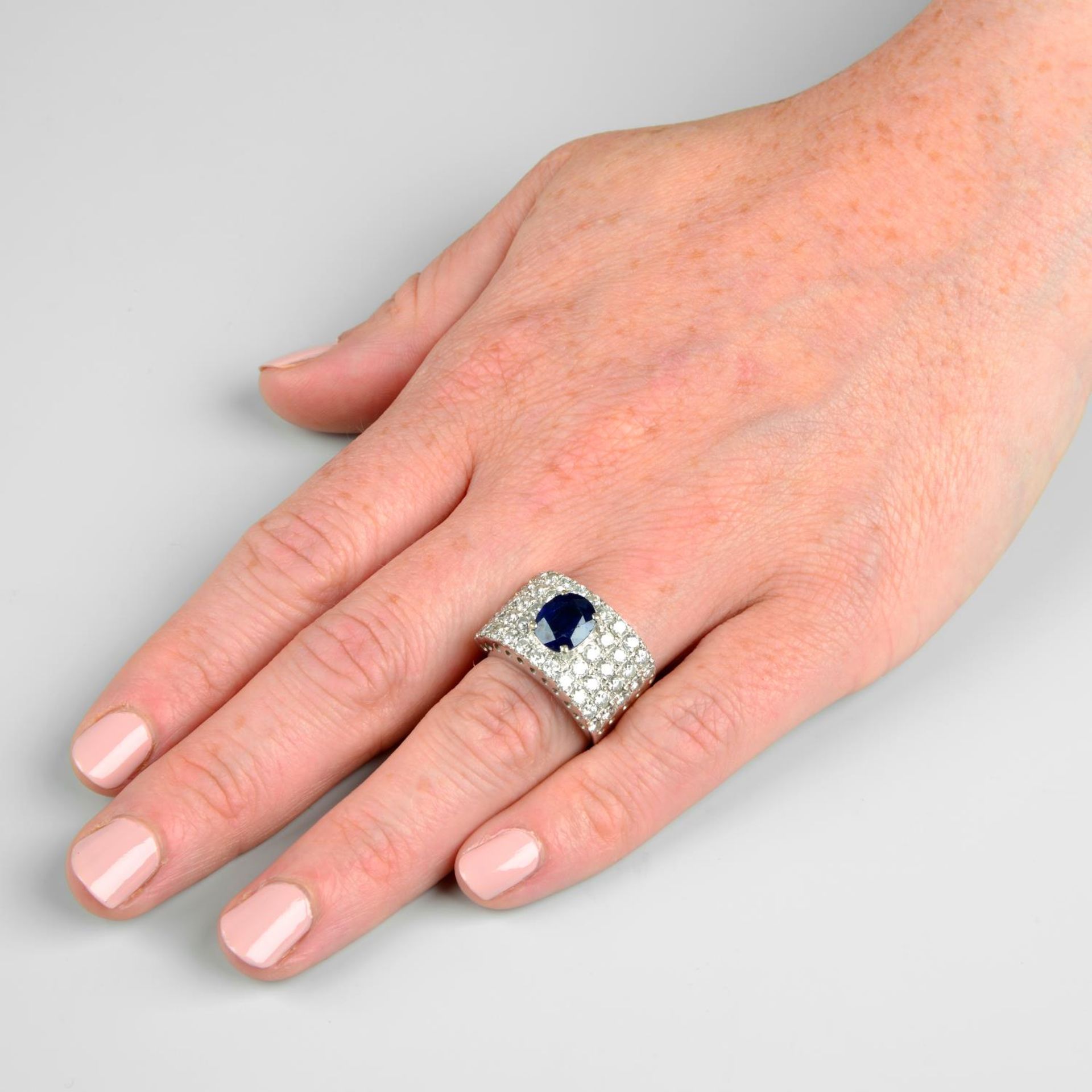 A sapphire and diamond dress ring.Sapphire calculated weight 1.90cts, - Bild 3 aus 6