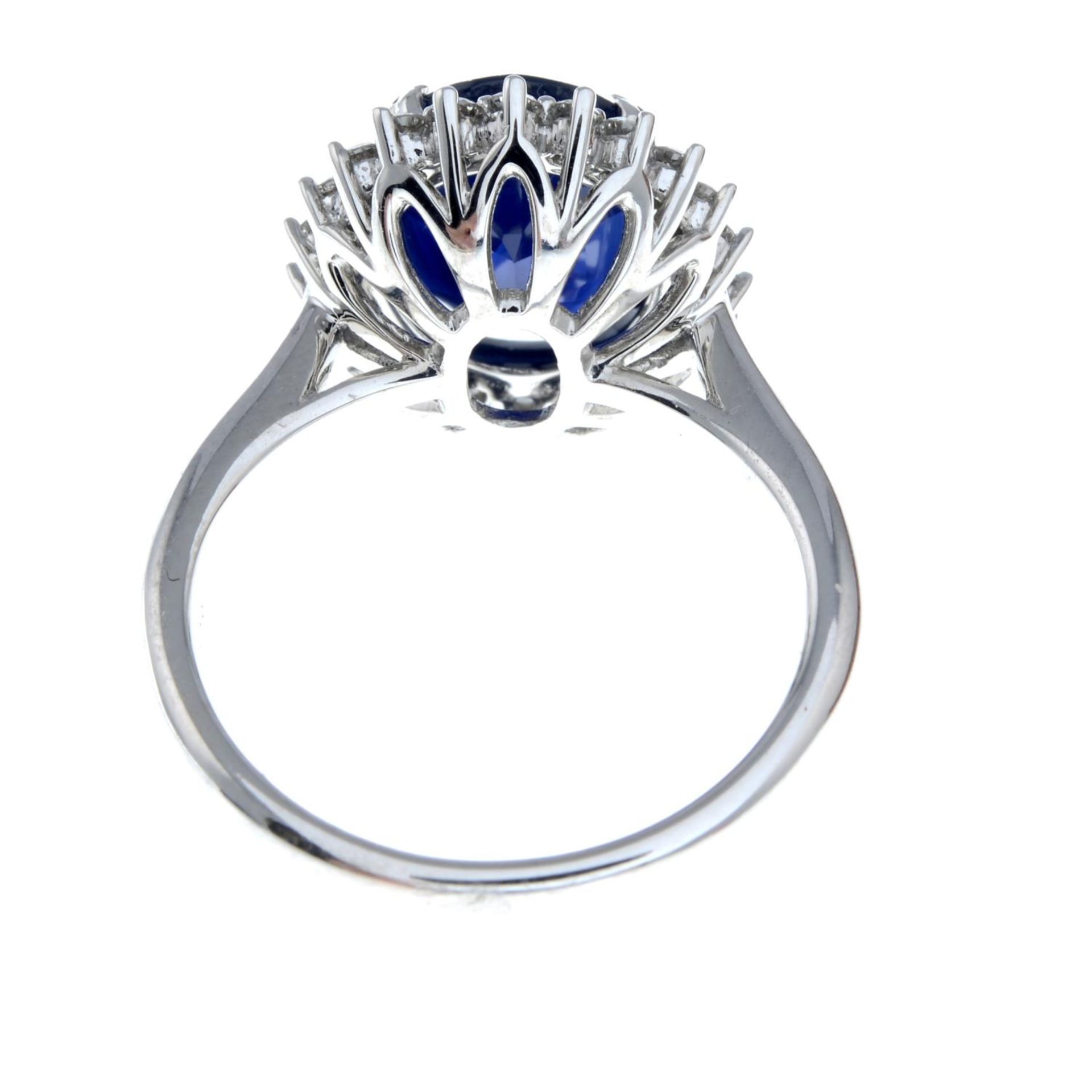 A sapphire and brilliant-cut diamond cluster ring. - Bild 5 aus 6