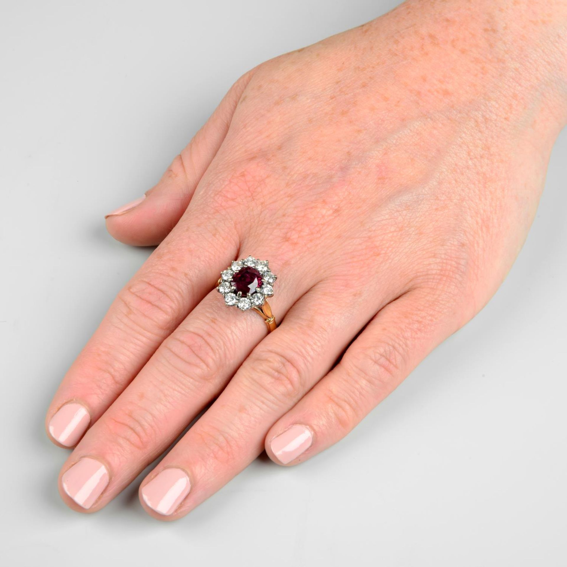 An 18ct gold ruby and brilliant-cut diamond cluster ring.Ruby calculated weight 1.78cts, - Bild 3 aus 6