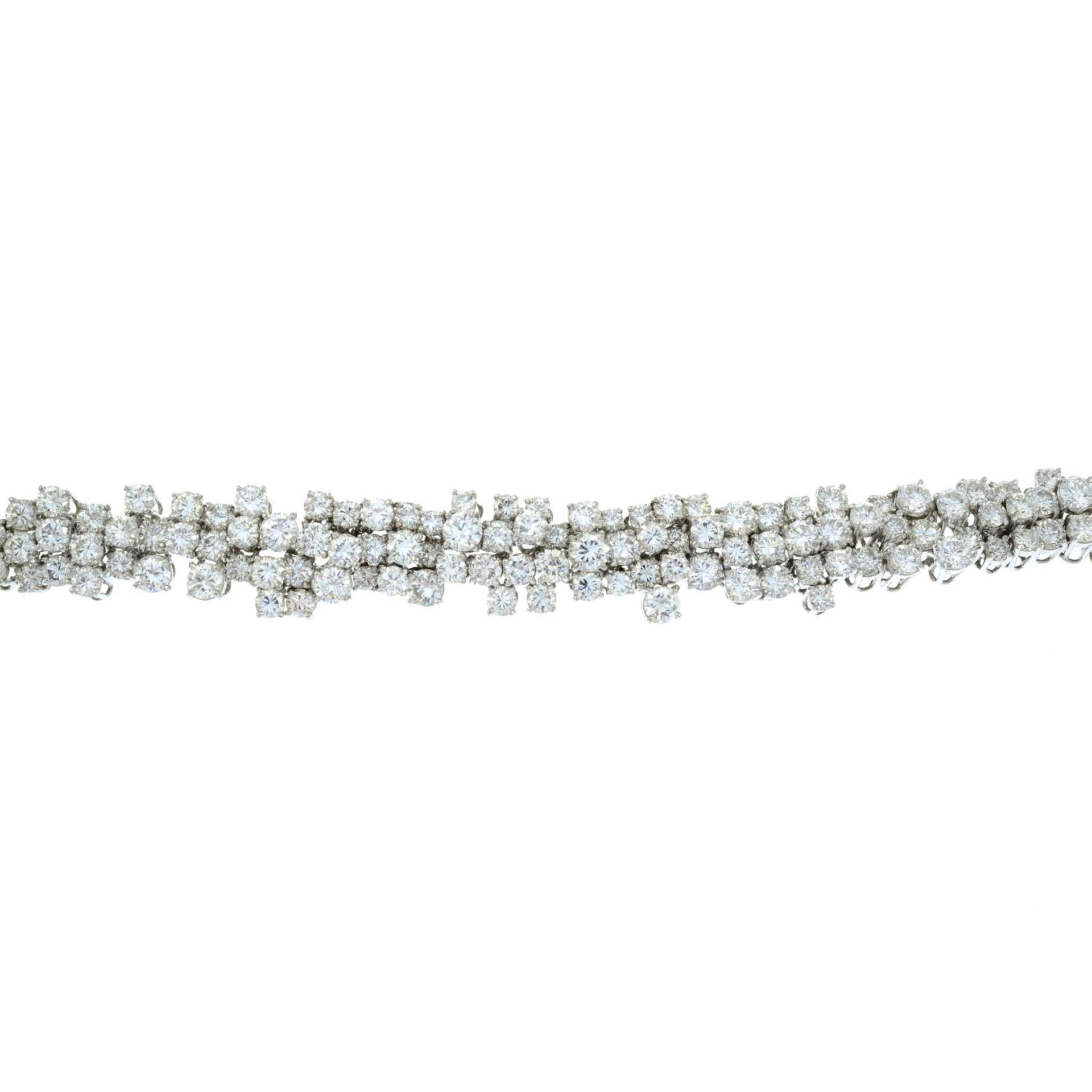 A brilliant-cut diamond abstract cluster line bracelet. - Bild 2 aus 4