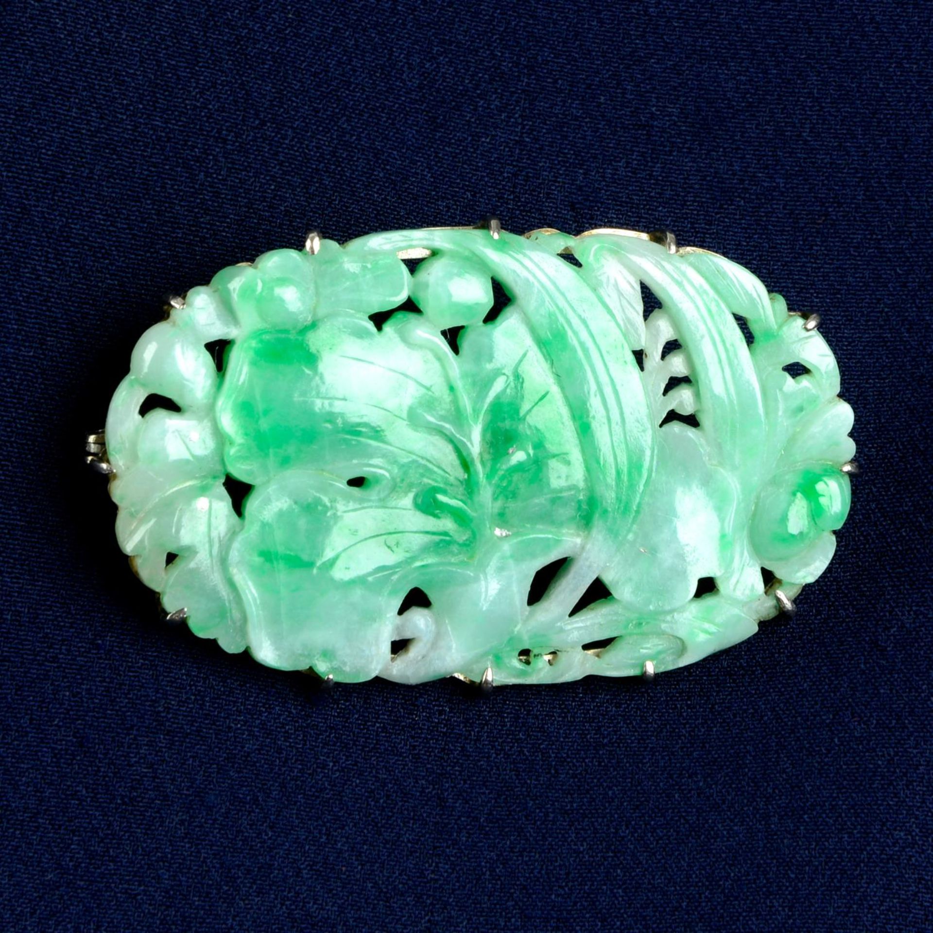 An Art Deco 18ct gold carved jade brooch.Stamped 18ct.Length 5cms.