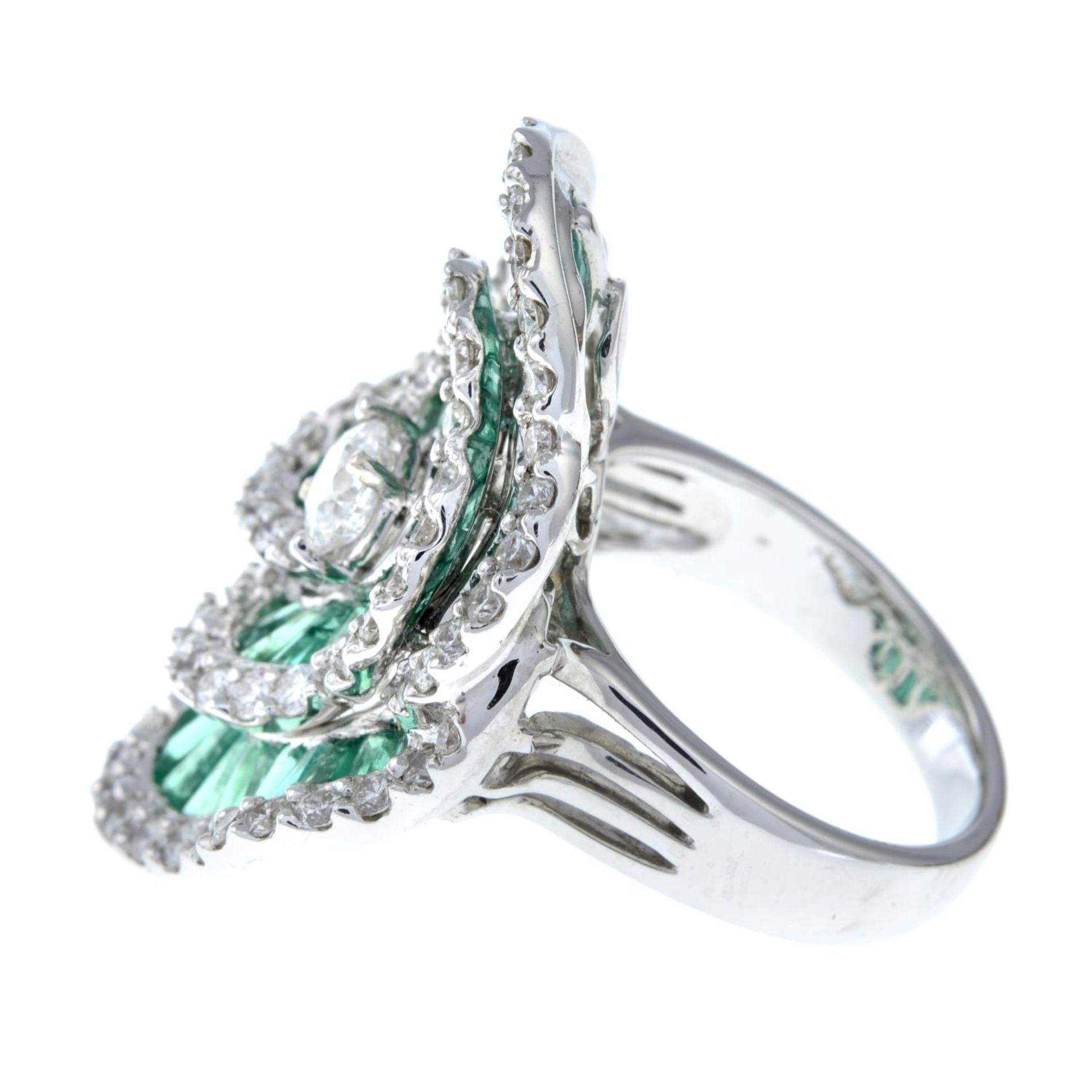 An emerald and diamond floral cocktail ring. - Bild 5 aus 6