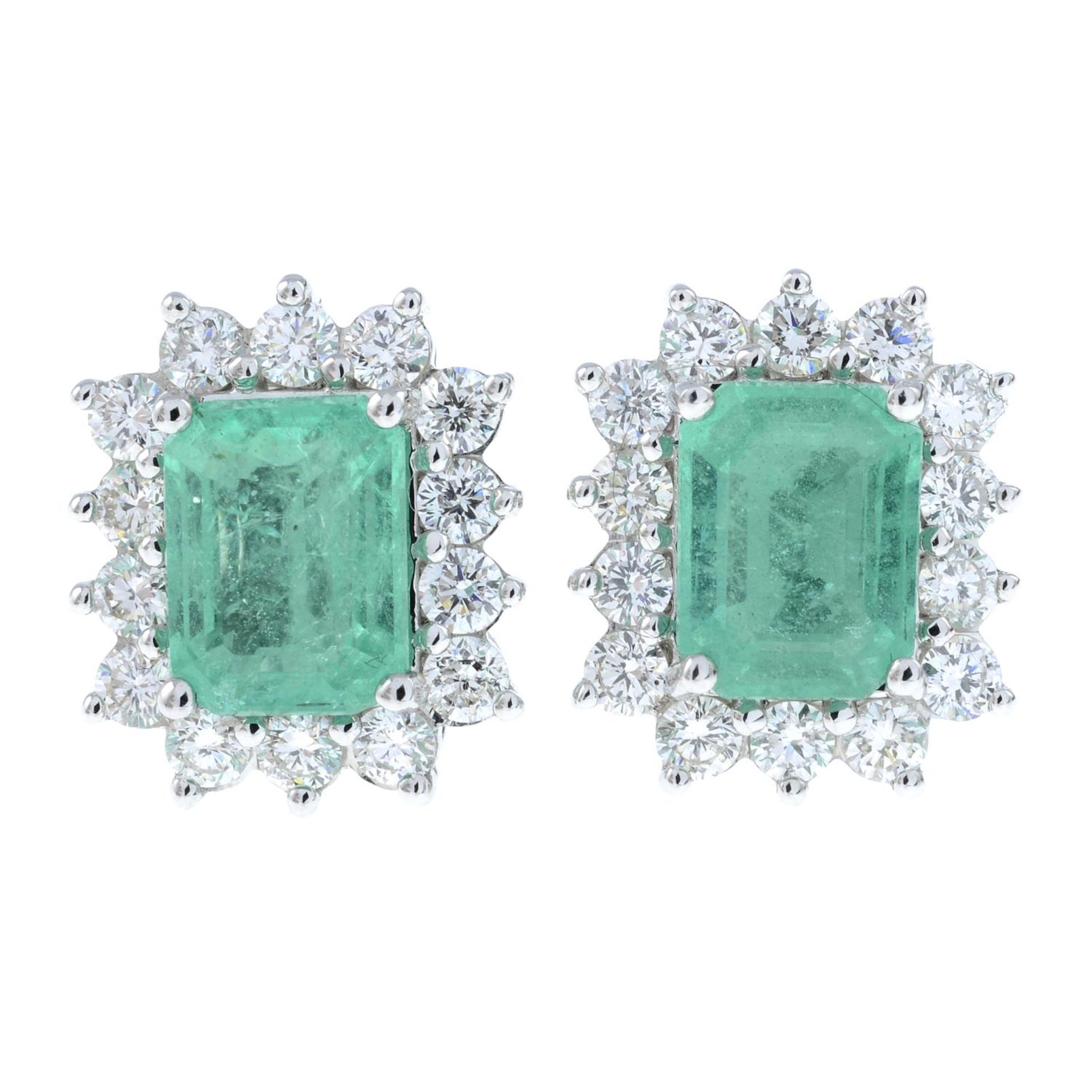 A pair of emerald and diamond cluster earrings.Emerald calculated total weight 3.16cts, - Bild 2 aus 3