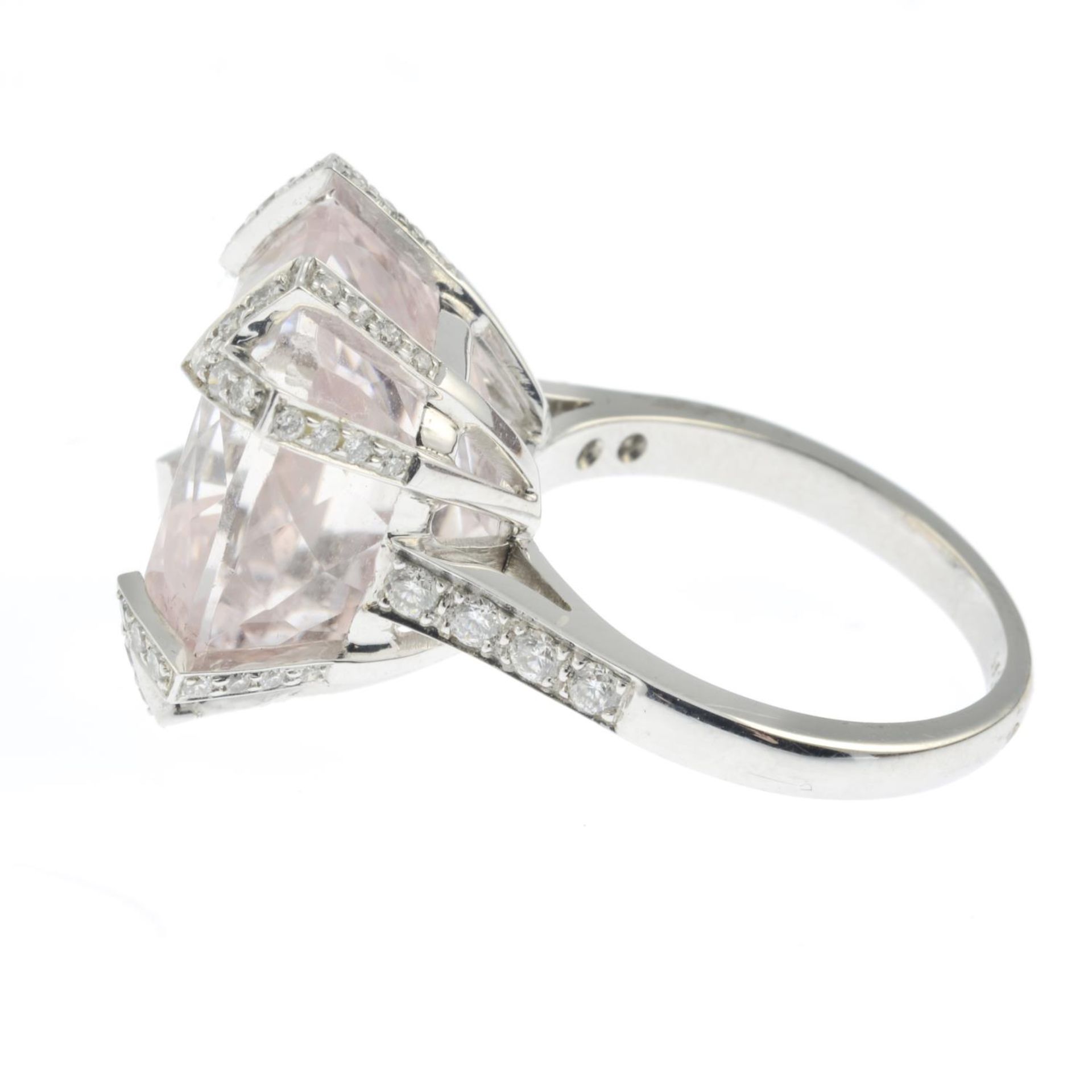 A kunzite dress ring, with pavé-set diamond claws and shoulders. - Bild 4 aus 7