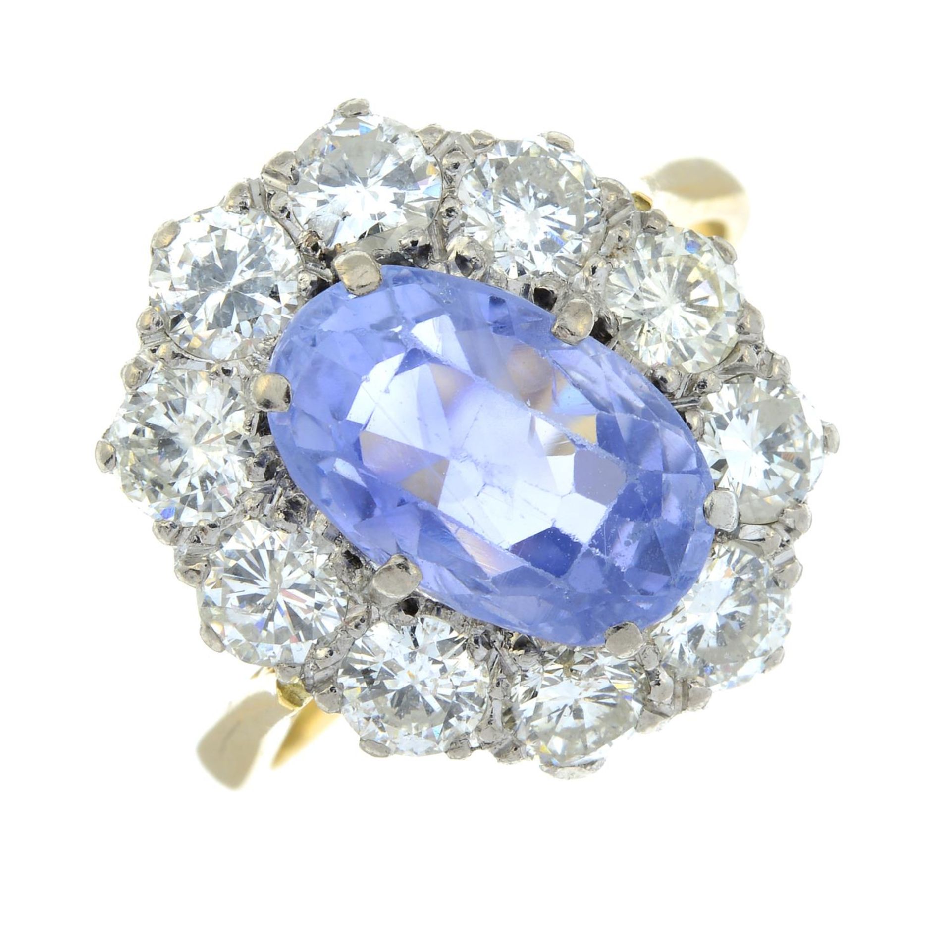 An 18ct gold Sri Lankan sapphire and brilliant-cut diamond cluster ring.With report 20012, - Bild 2 aus 6