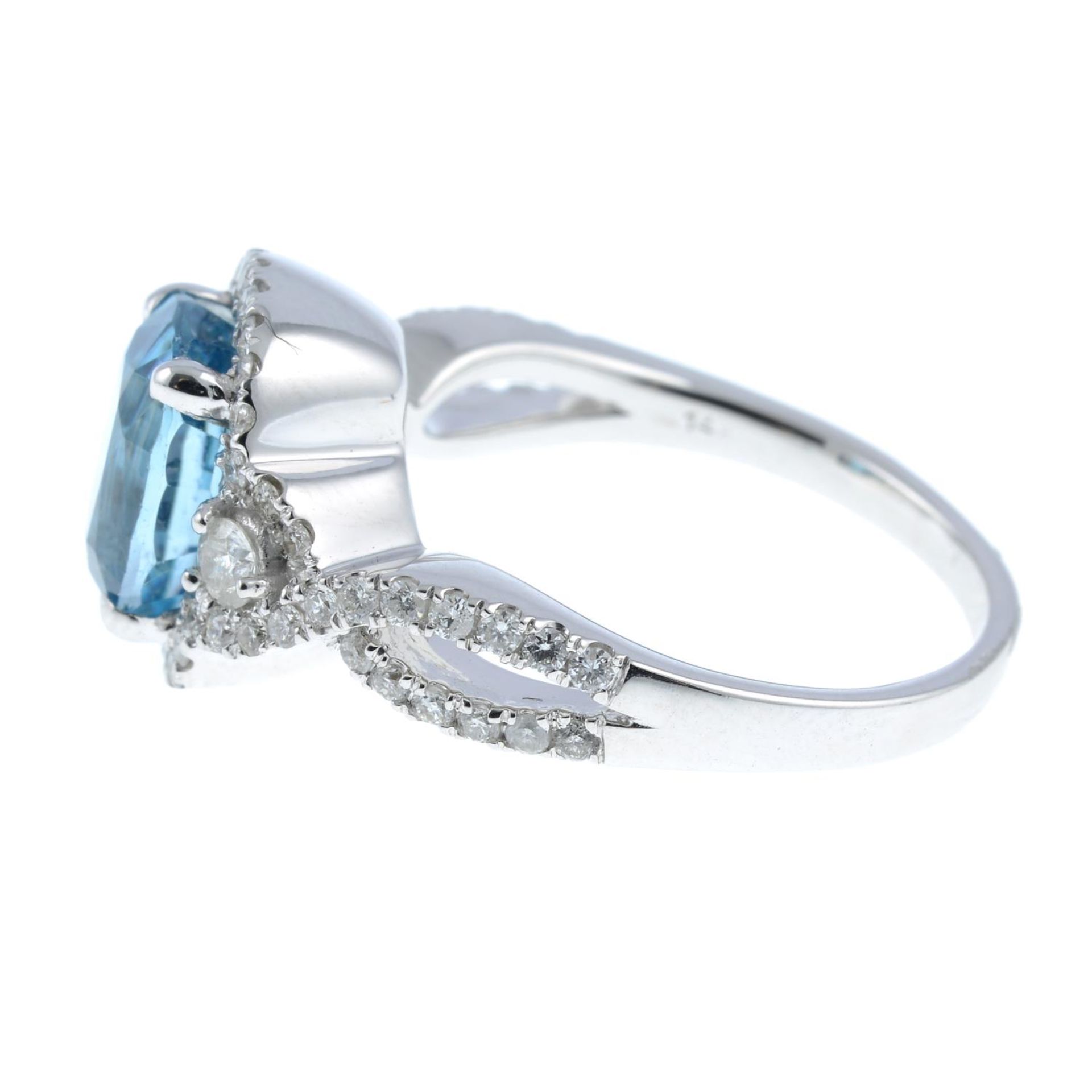 A blue zircon and diamond dress ring.Estimated dimensions of zircon 9 by 6.9 by 6mms. - Bild 4 aus 6