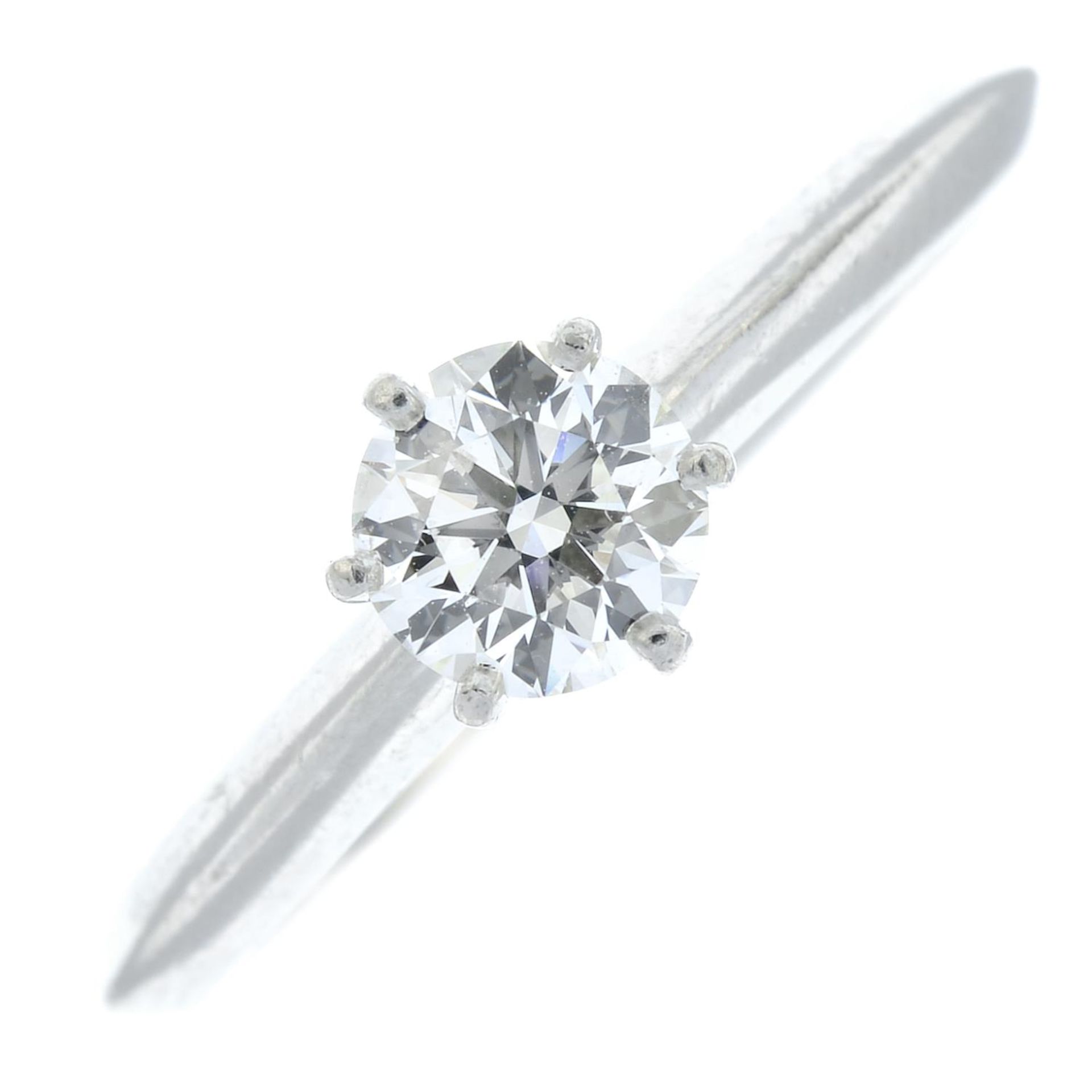 A platinum brilliant-cut diamond single-stone ring, by Tiffany & Co. - Bild 2 aus 6