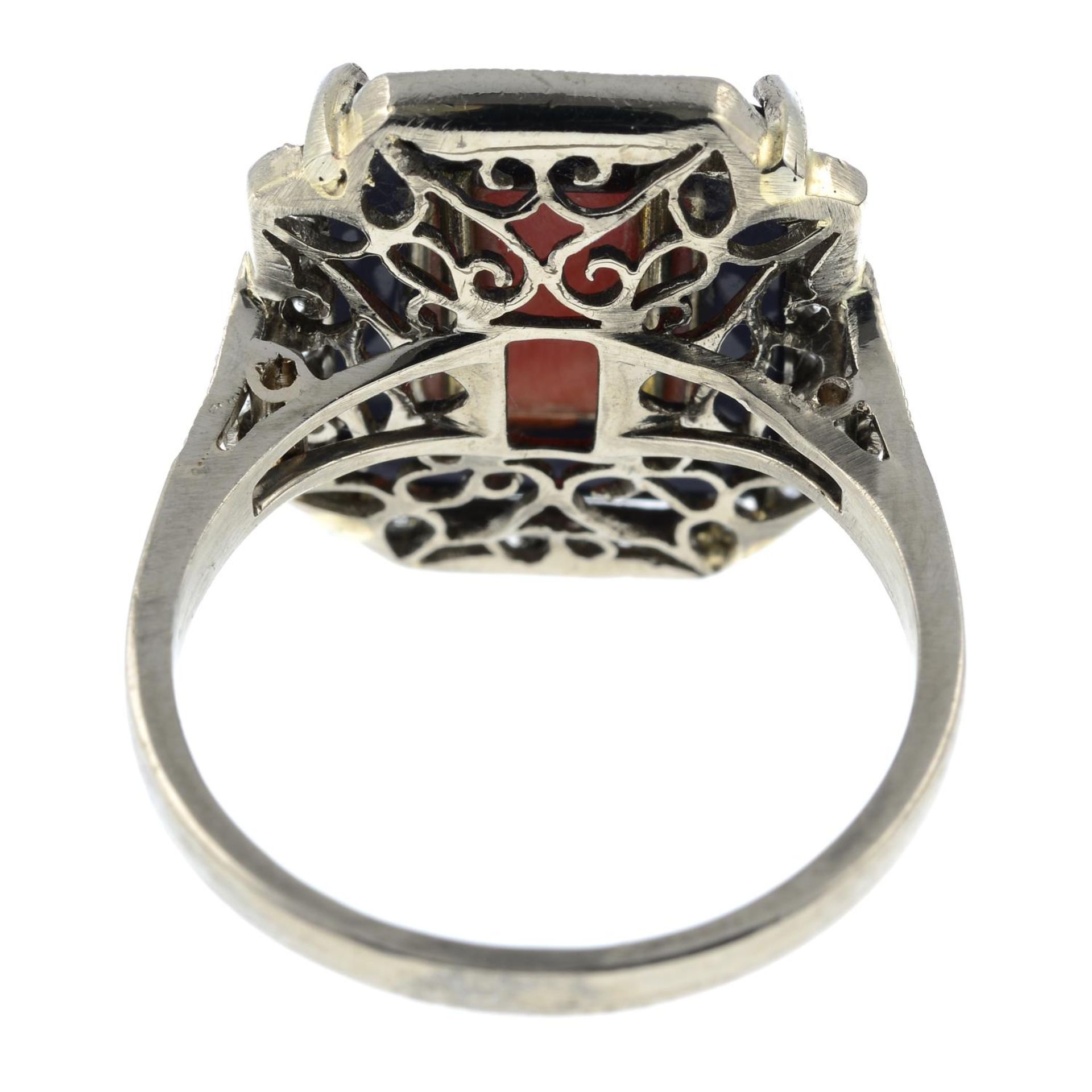 A coral, onyx and diamond dress ring.Estimated total diamond weight 0.20ct, - Bild 5 aus 6