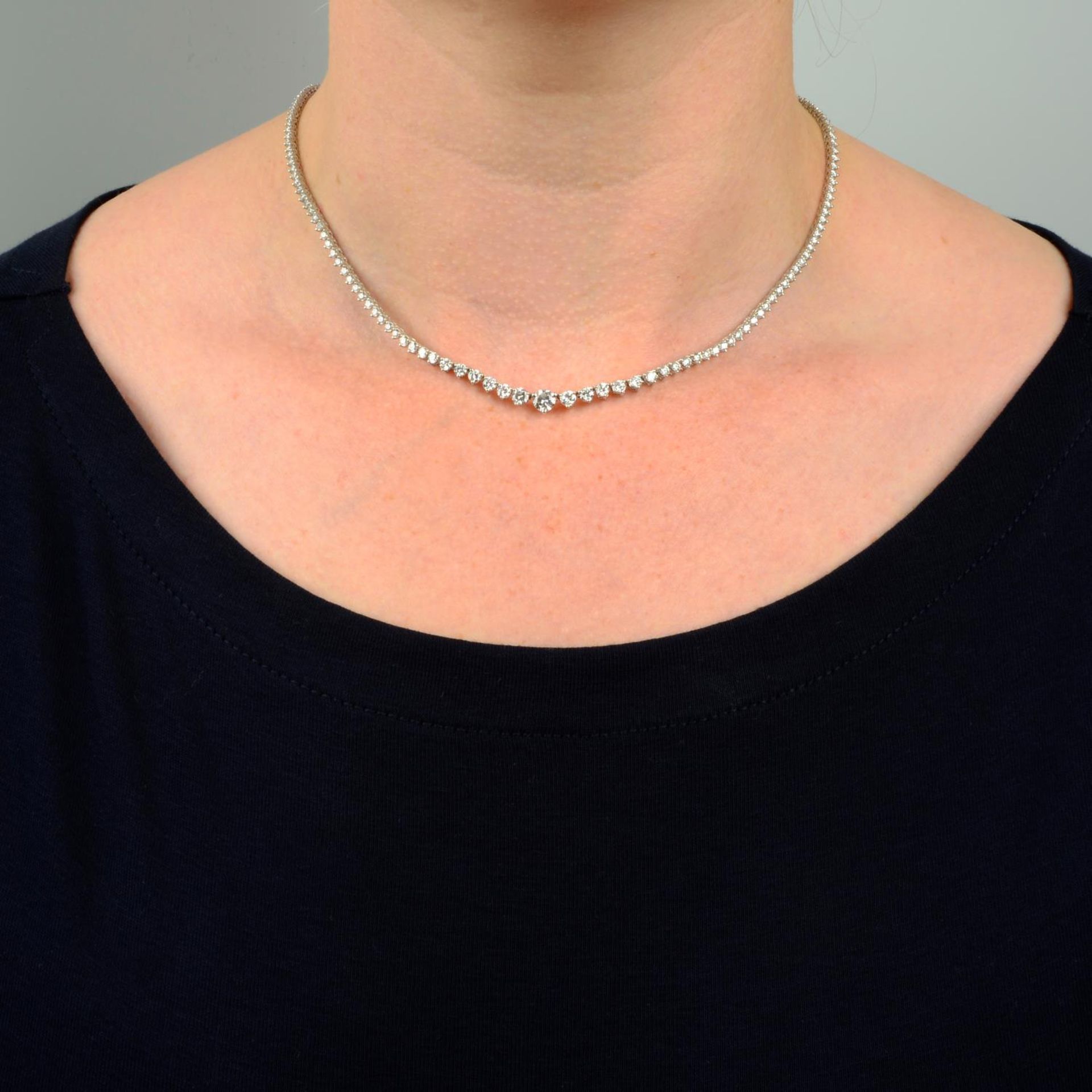 A graduated brilliant-cut diamond line necklace. - Bild 3 aus 6