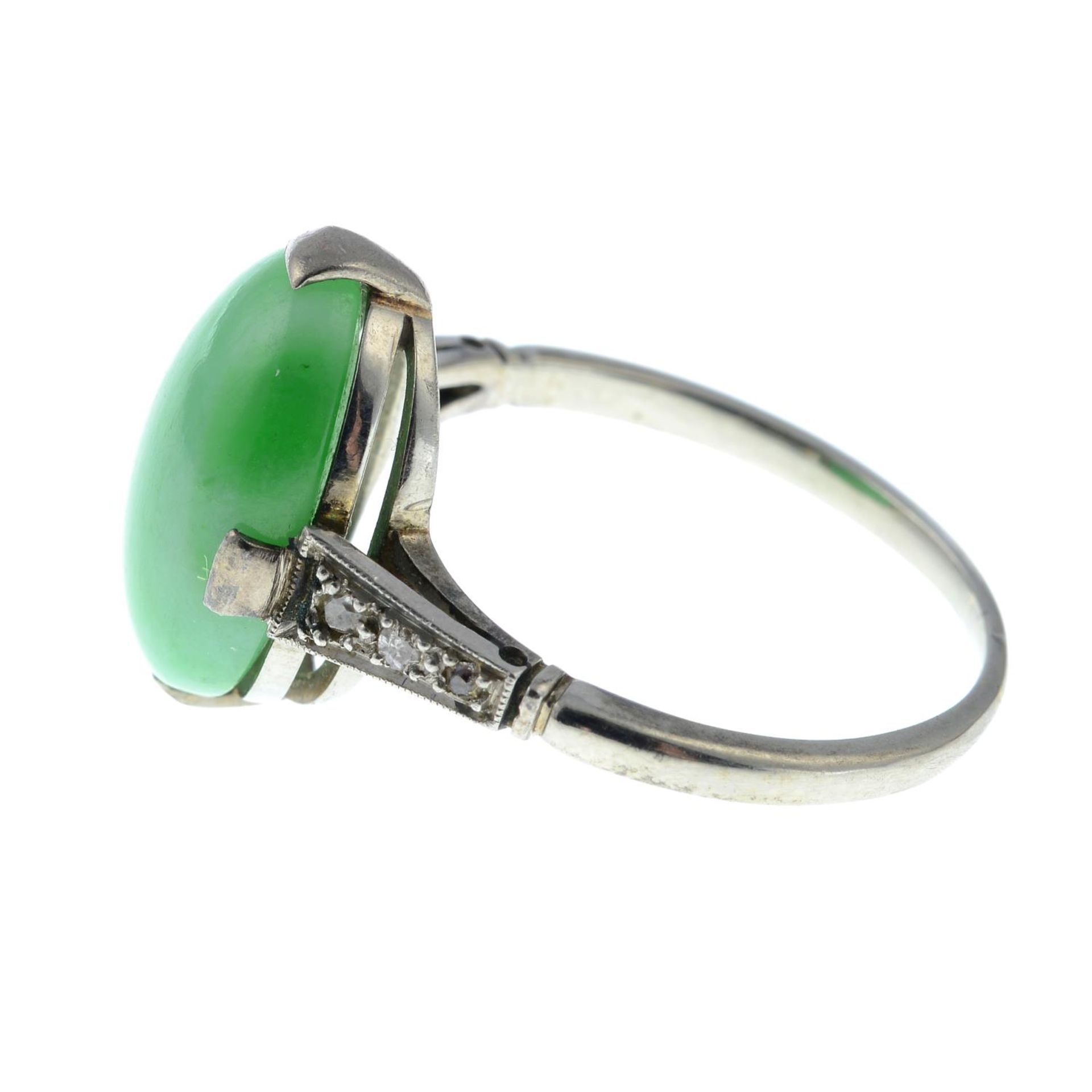 An Art Deco platinum and 18ct gold A-type jade cabochon and diamond ring.Verbal from GCS, - Bild 5 aus 6