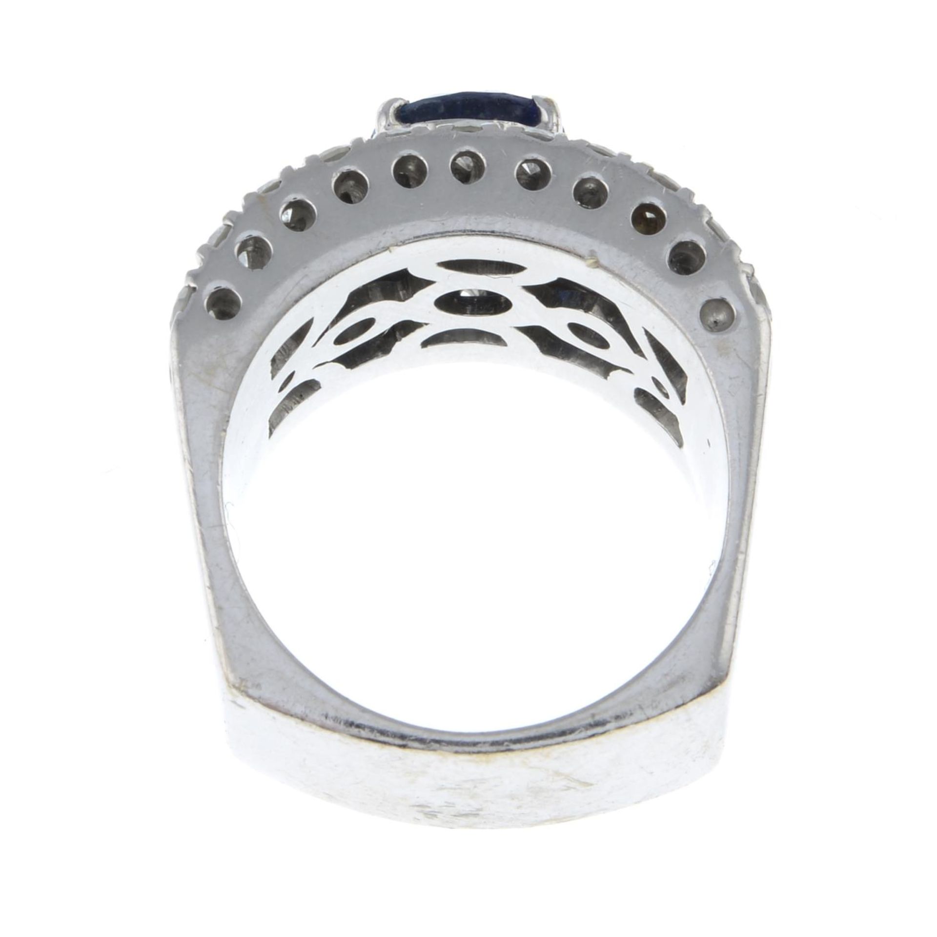 A sapphire and diamond dress ring.Sapphire calculated weight 1.90cts, - Bild 6 aus 6