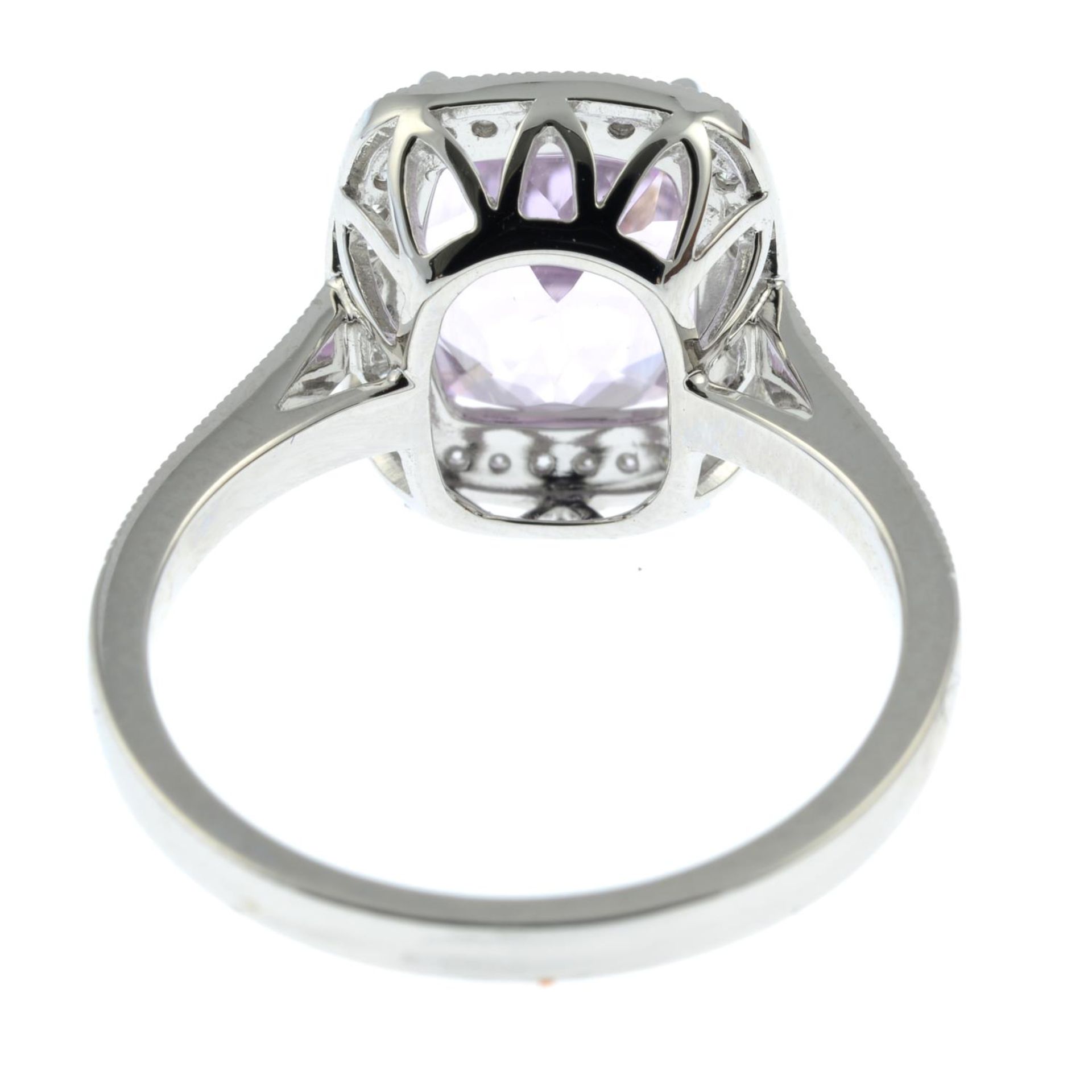 An 18ct gold kunzite and brilliant-cut diamond dress ring.Kunzite weight 3.83cts. - Bild 5 aus 6