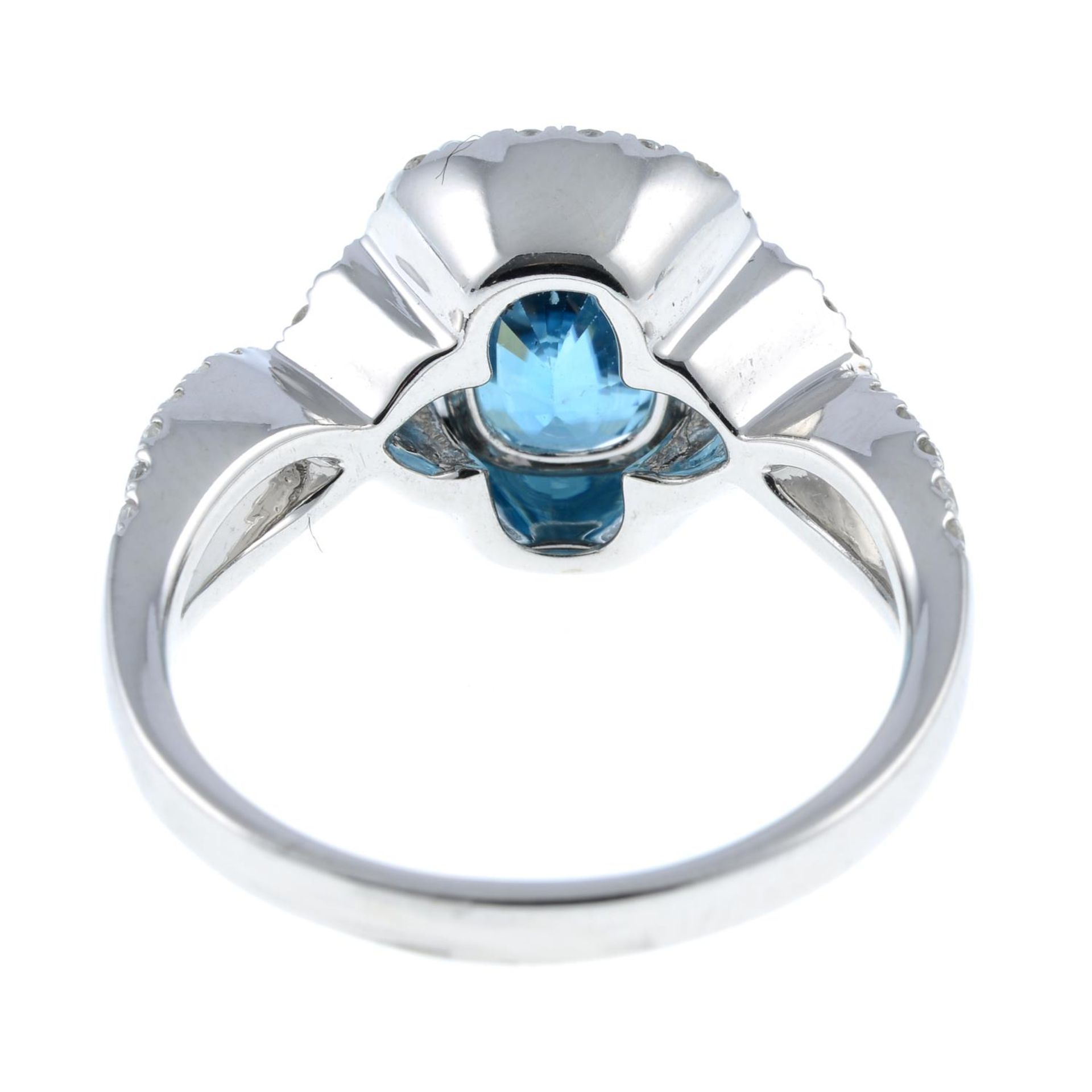 A blue zircon and diamond dress ring.Estimated dimensions of zircon 9 by 6.9 by 6mms. - Bild 5 aus 6