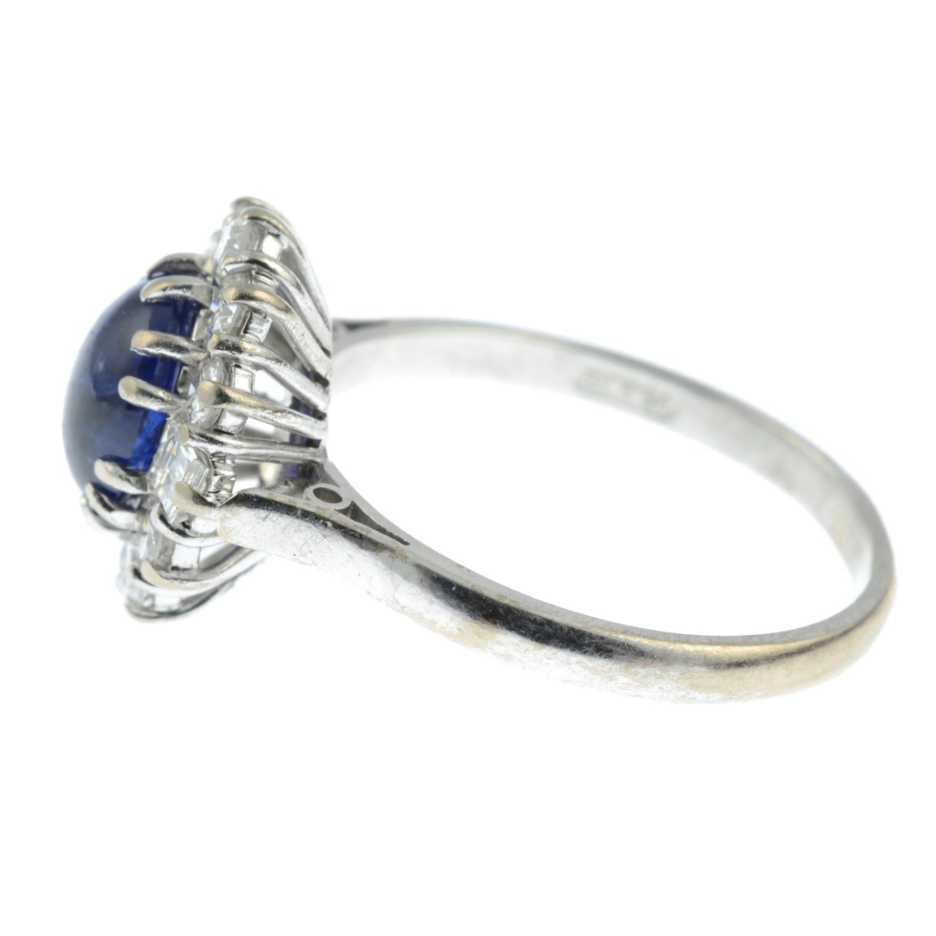 An 18ct gold sapphire cabochon and vari-cut diamond ring.Sapphire calculated weight 1.89cts, - Bild 4 aus 6