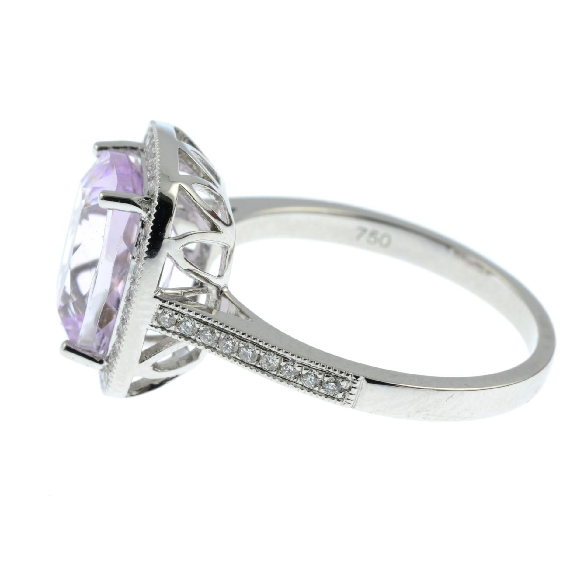 An 18ct gold kunzite and brilliant-cut diamond dress ring.Kunzite weight 3.83cts. - Bild 4 aus 6