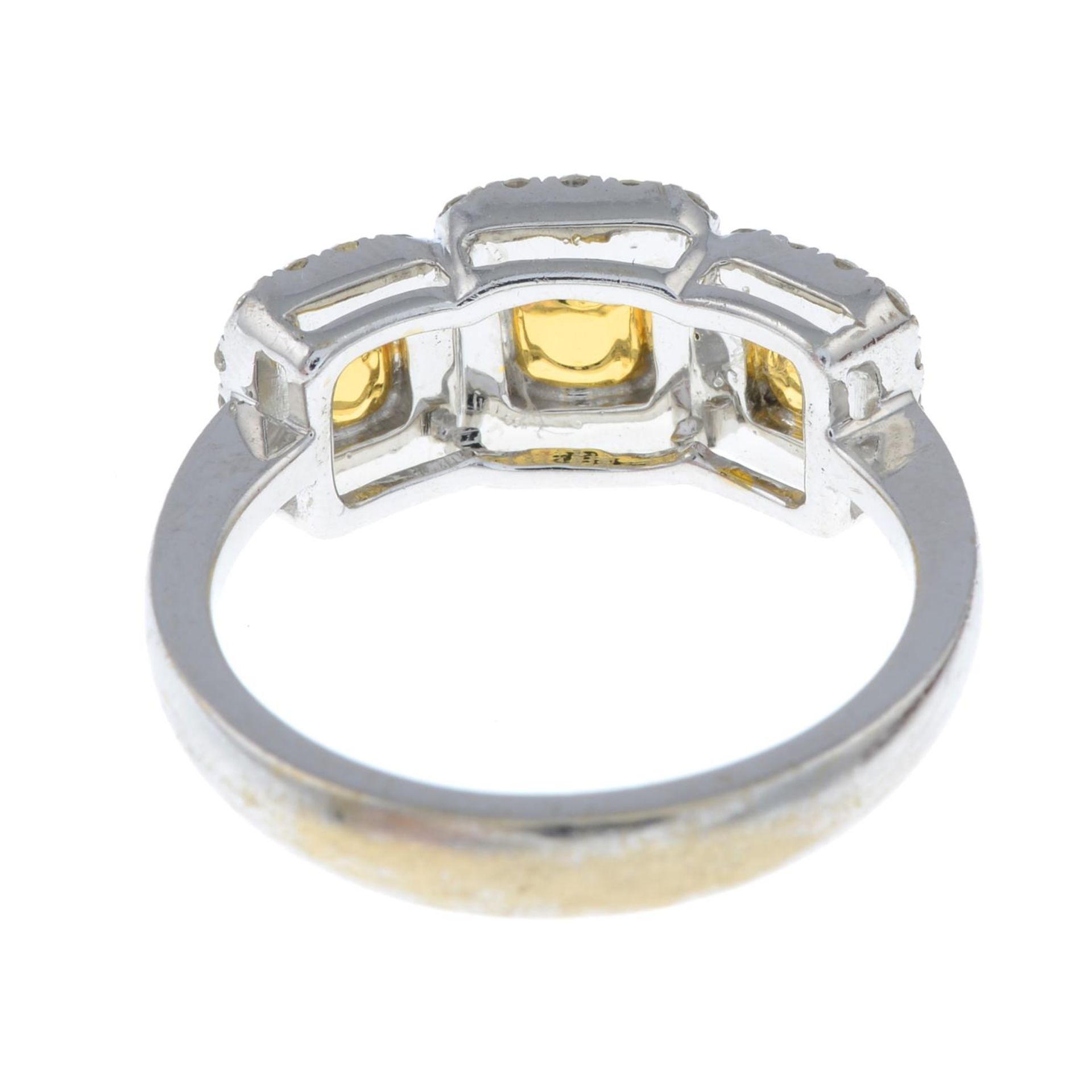 A 'yellow' diamond and diamond three-stone cluster ring.Estimated total 'yellow' diamond weight - Bild 5 aus 6