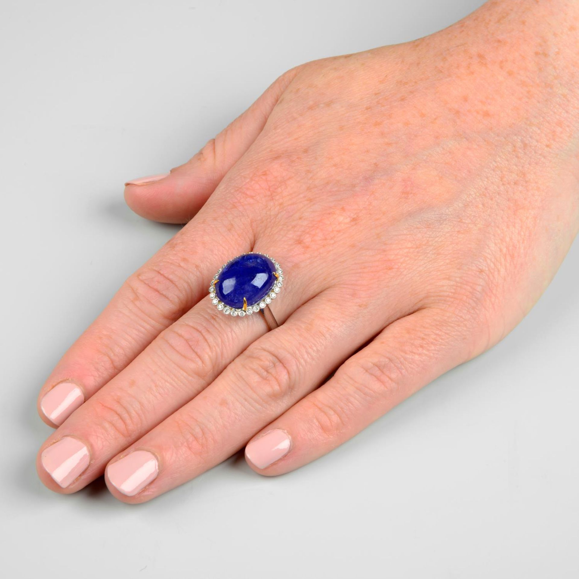 A tanzanite cabochon and brilliant-cut diamond cluster ring.Tanzanite weight 10.89cts.Total diamond - Bild 3 aus 6