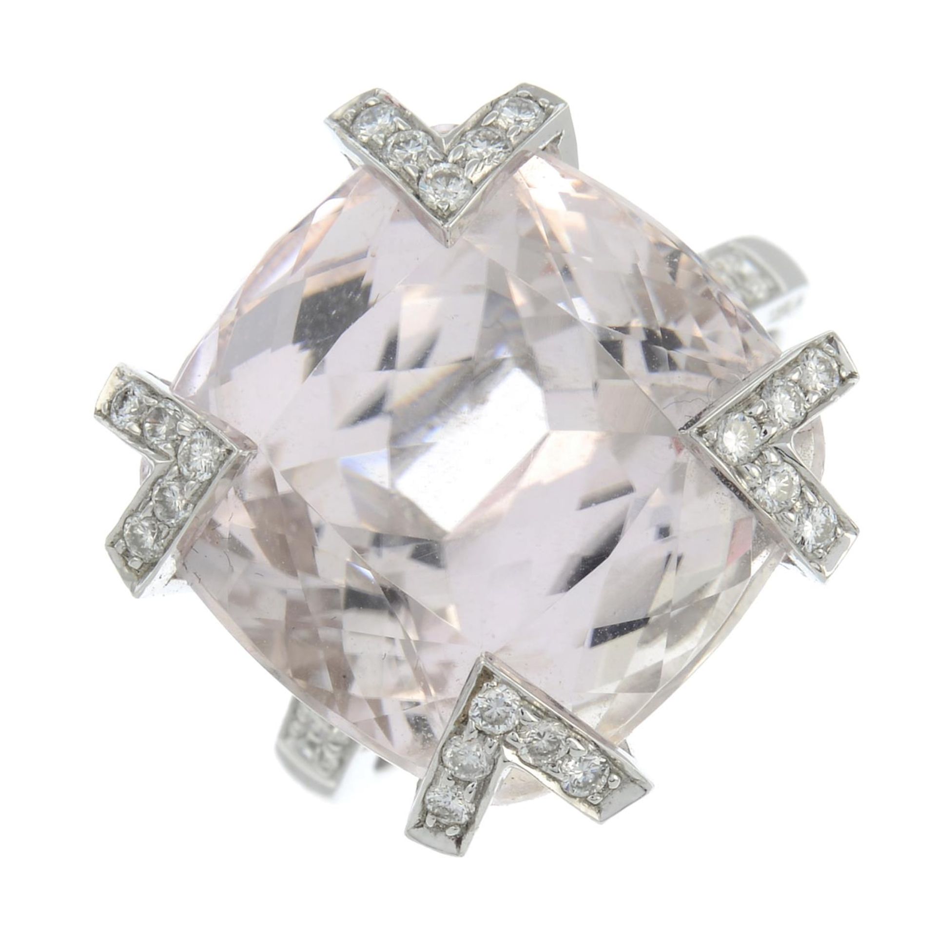 A kunzite dress ring, with pavé-set diamond claws and shoulders. - Bild 2 aus 7
