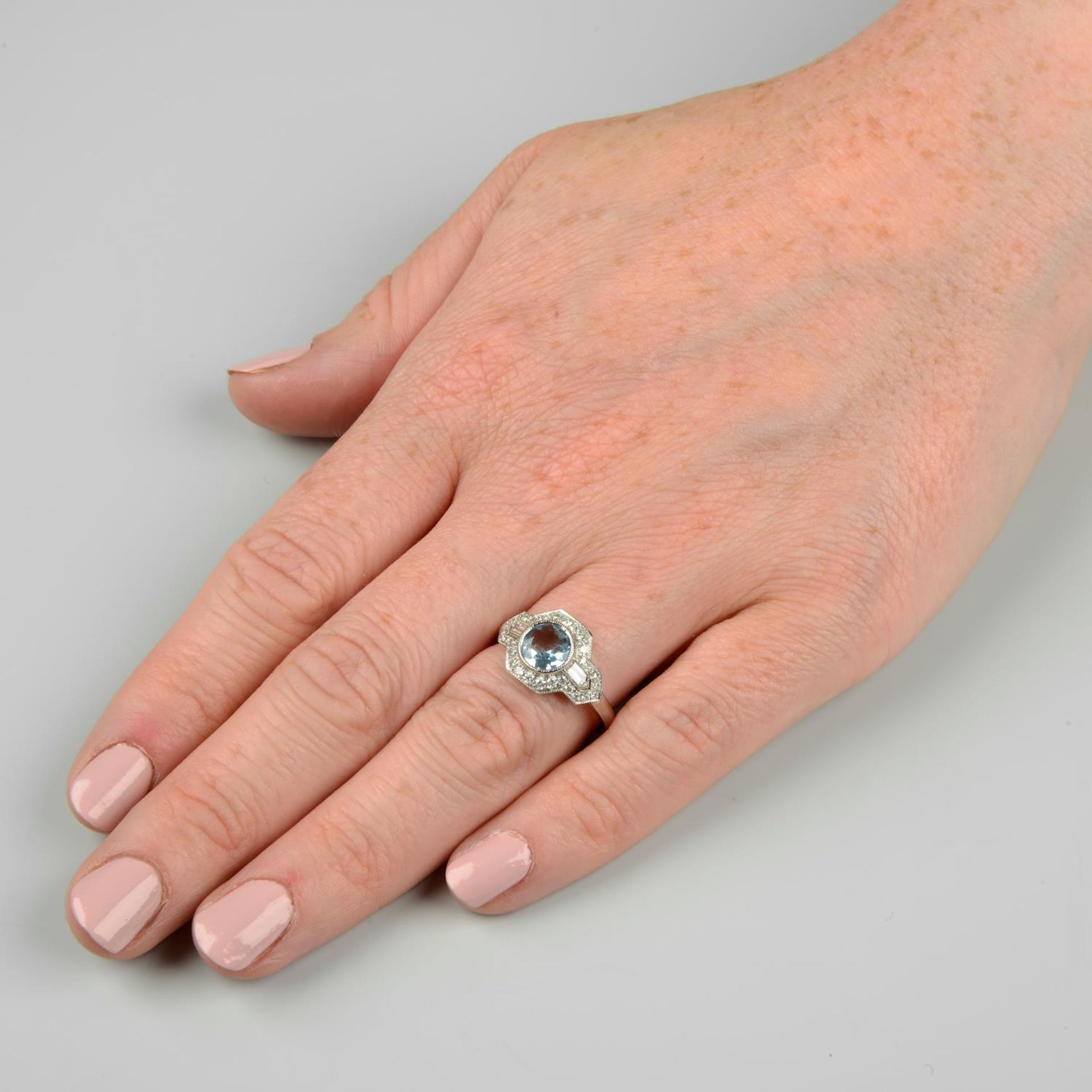 An aquamarine and diamond ring.Aquamarine calculated weight 0.75ct, - Bild 3 aus 6