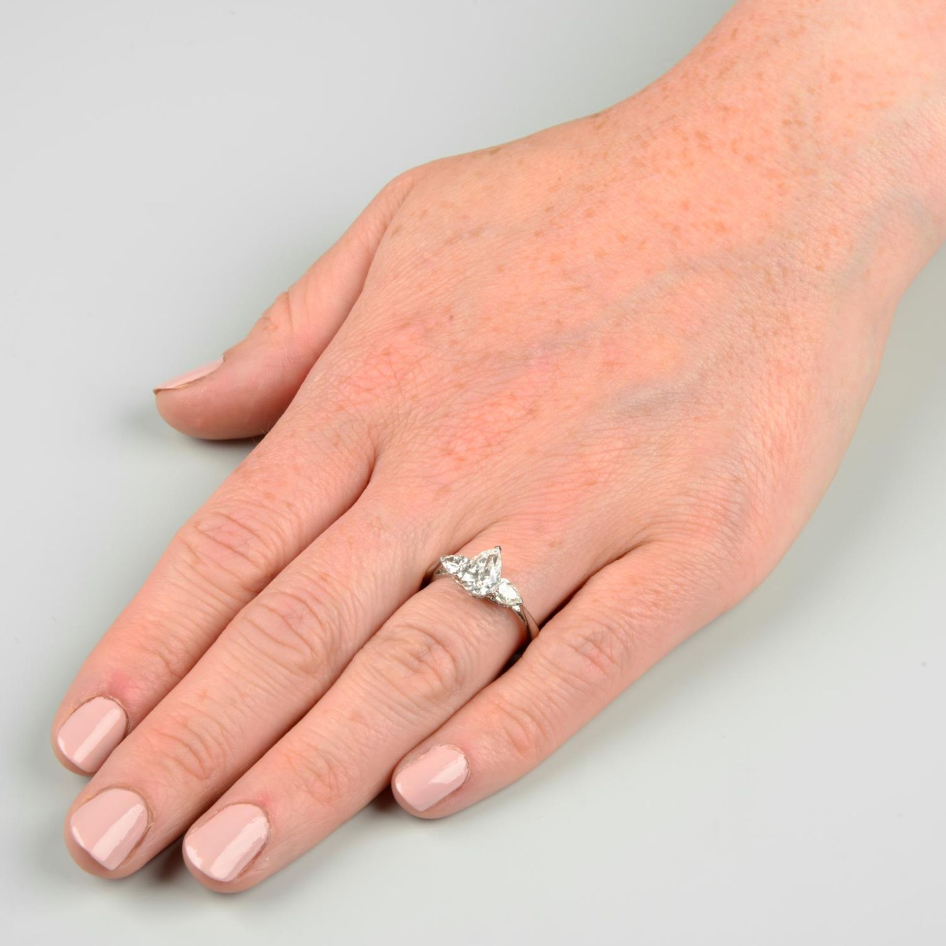 A pear-shape diamond three-stone ring.With report 1146953348, - Bild 3 aus 7