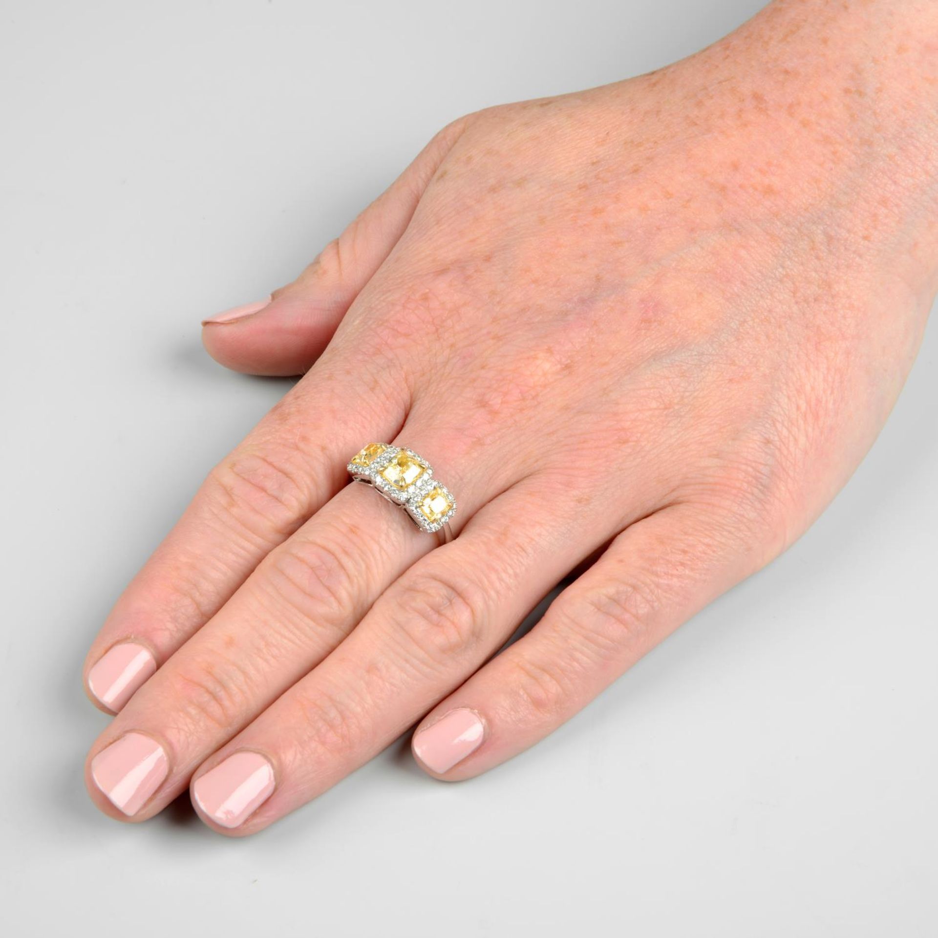 A 'yellow' diamond and diamond three-stone cluster ring.Estimated total 'yellow' diamond weight - Bild 3 aus 6