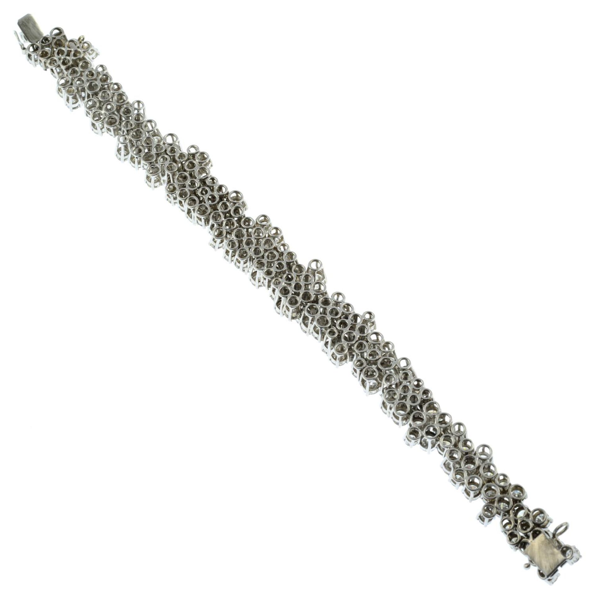 A brilliant-cut diamond abstract cluster line bracelet. - Bild 4 aus 4