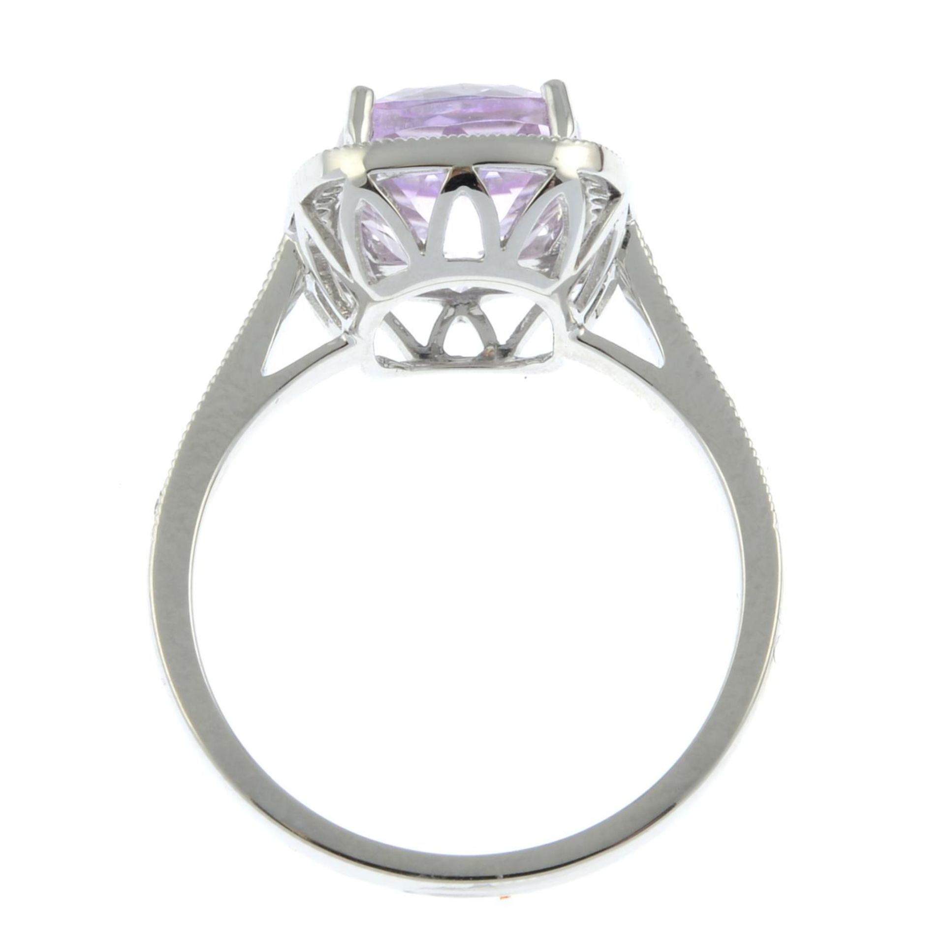 An 18ct gold kunzite and brilliant-cut diamond dress ring.Kunzite weight 3.83cts. - Bild 6 aus 6