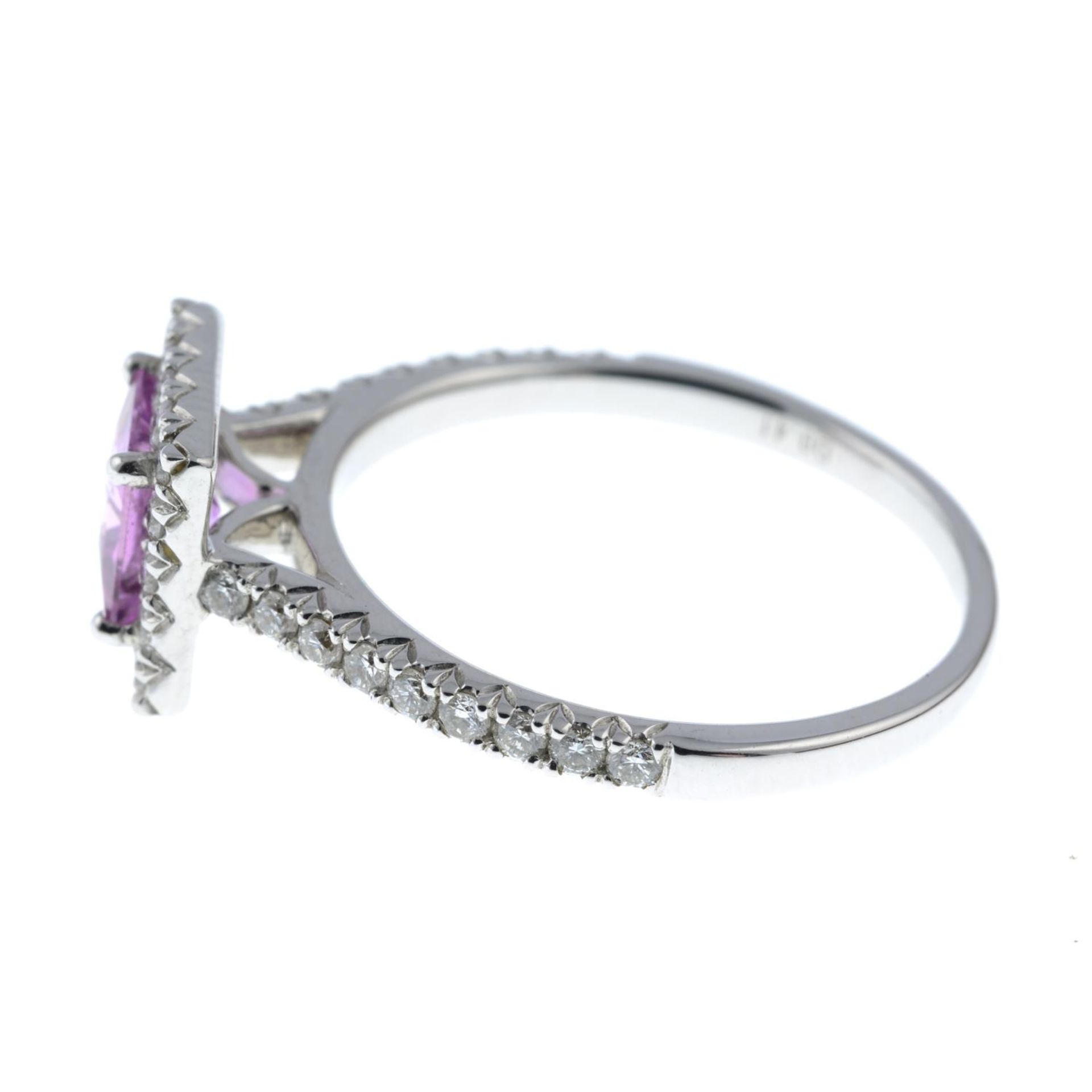 A pink sapphire and diamond square-shape cluster ring. - Bild 4 aus 6