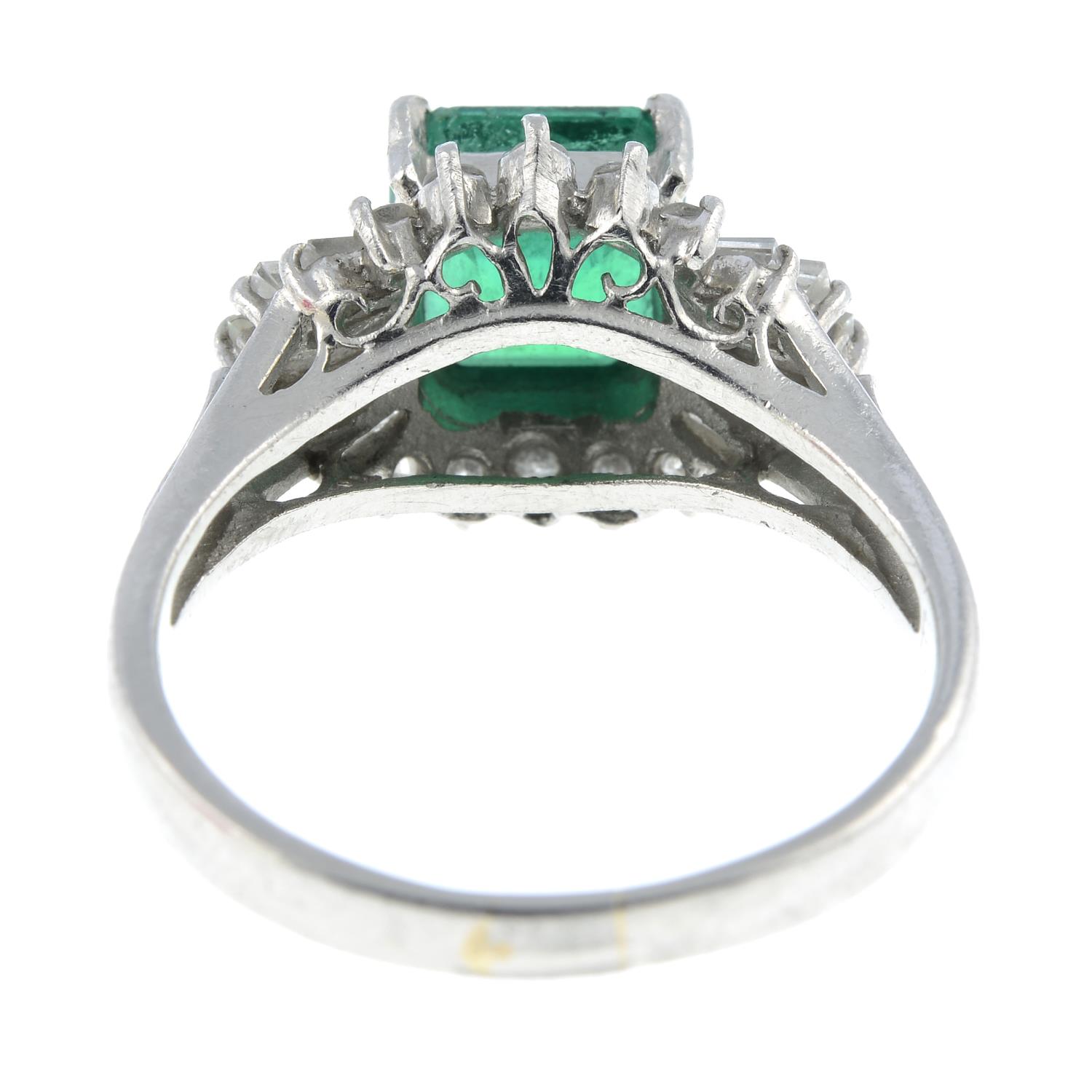 An emerald and vari-cut diamond dress ring. - Image 5 of 6