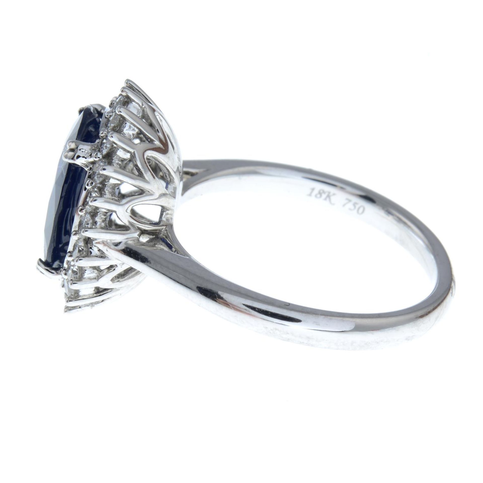 A sapphire and brilliant-cut diamond cluster ring. - Bild 4 aus 6