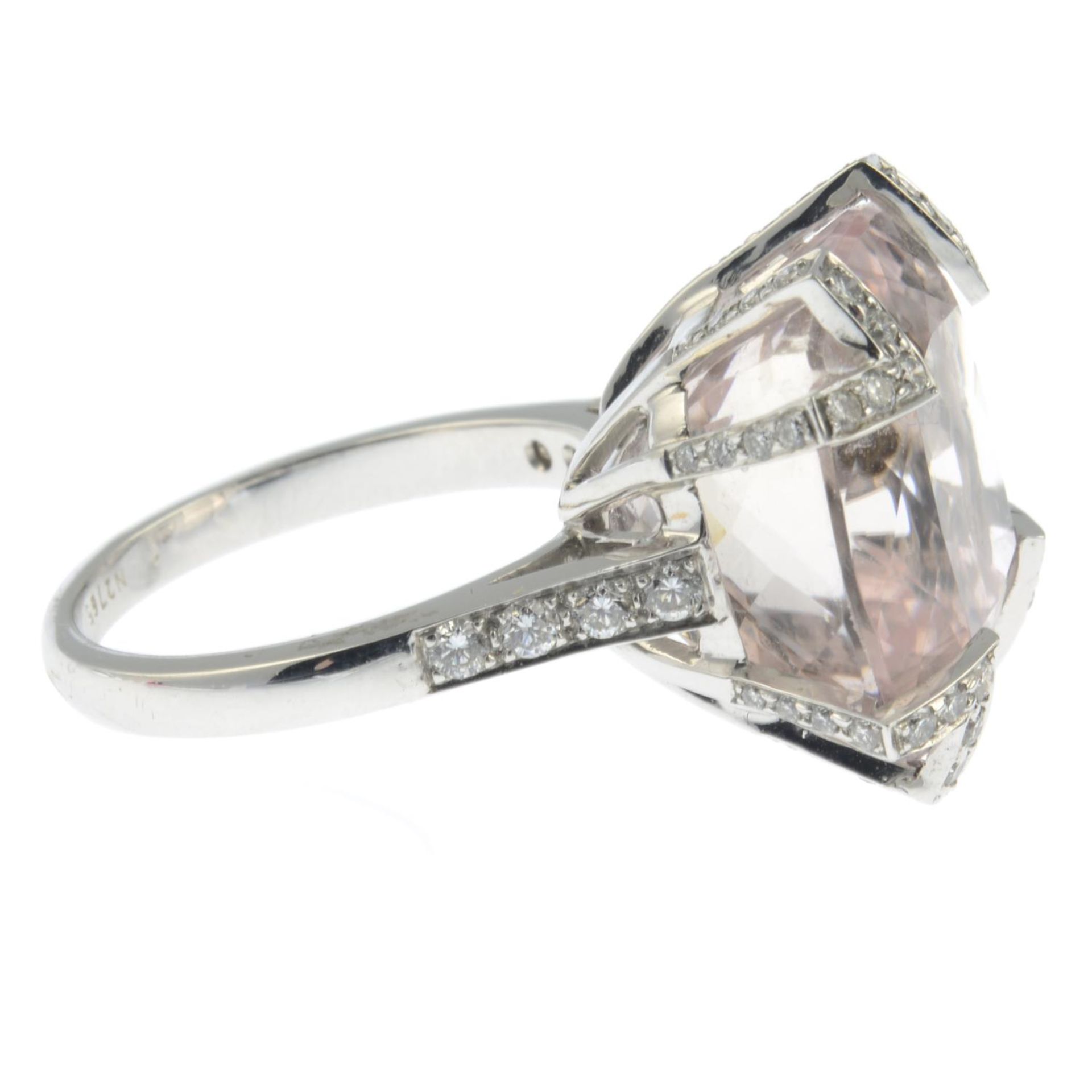 A kunzite dress ring, with pavé-set diamond claws and shoulders. - Bild 6 aus 7