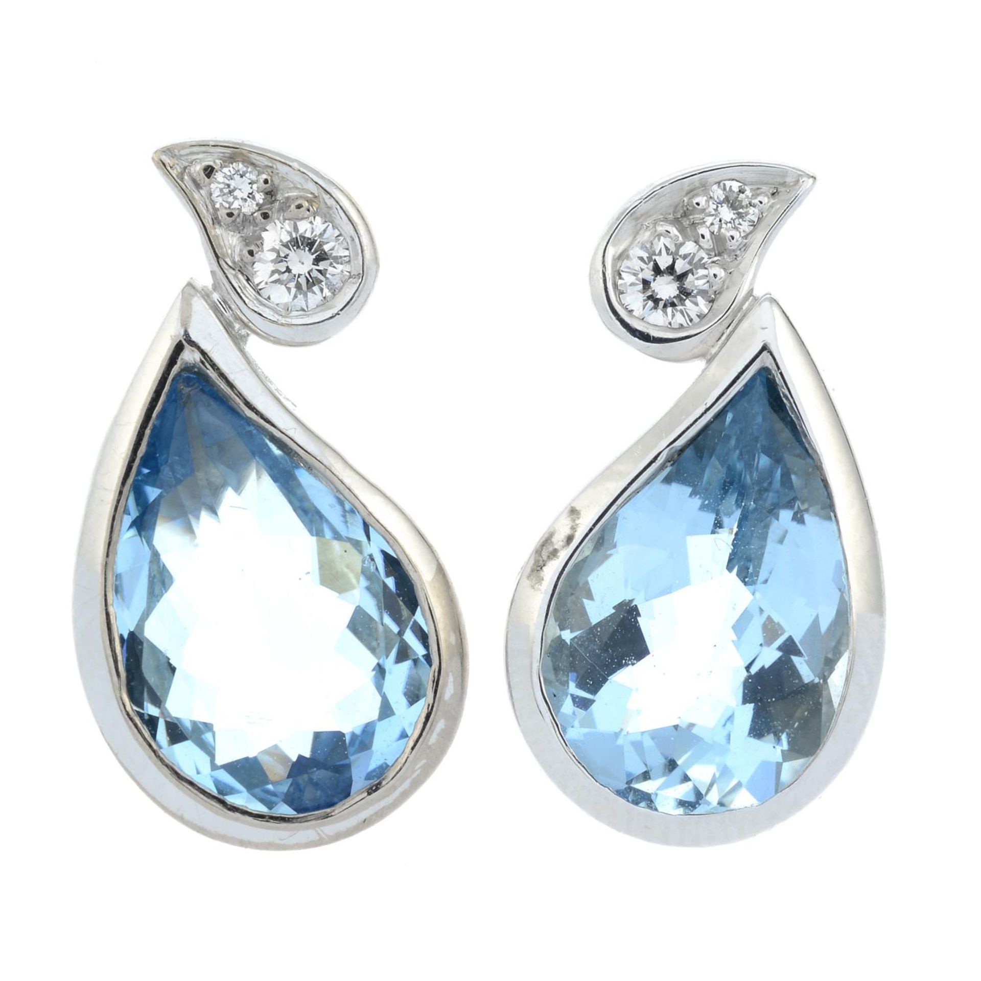 A pair of 18ct gold aquamarine and diamond earrings, - Bild 2 aus 4