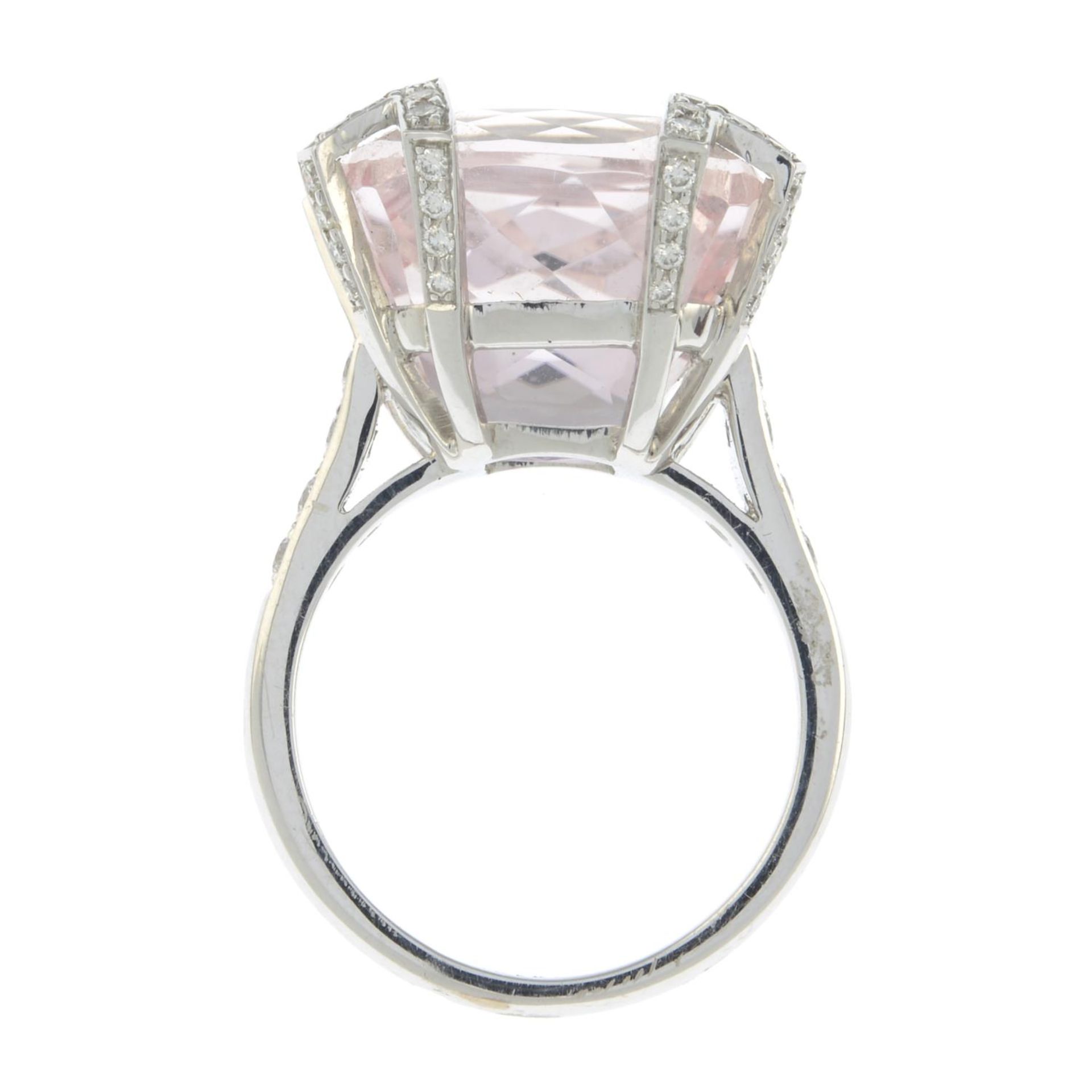 A kunzite dress ring, with pavé-set diamond claws and shoulders. - Bild 5 aus 7