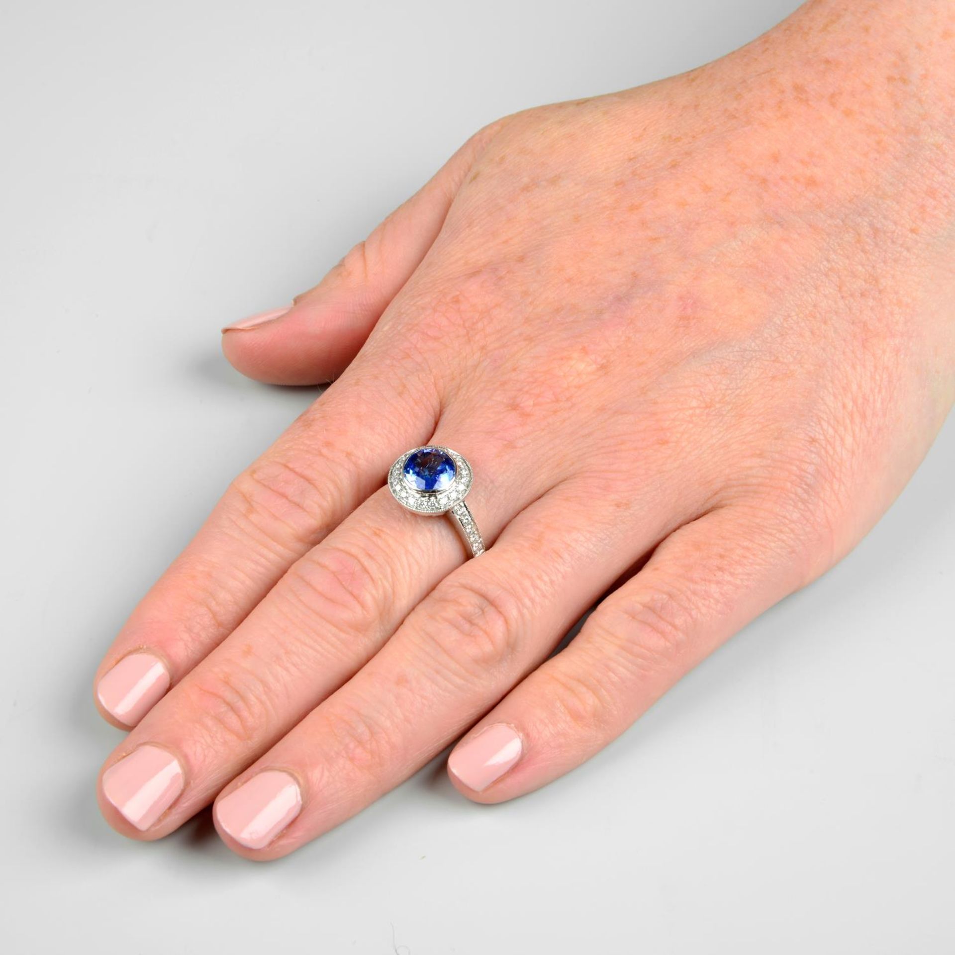 A sapphire and diamond dress ring. - Bild 3 aus 6