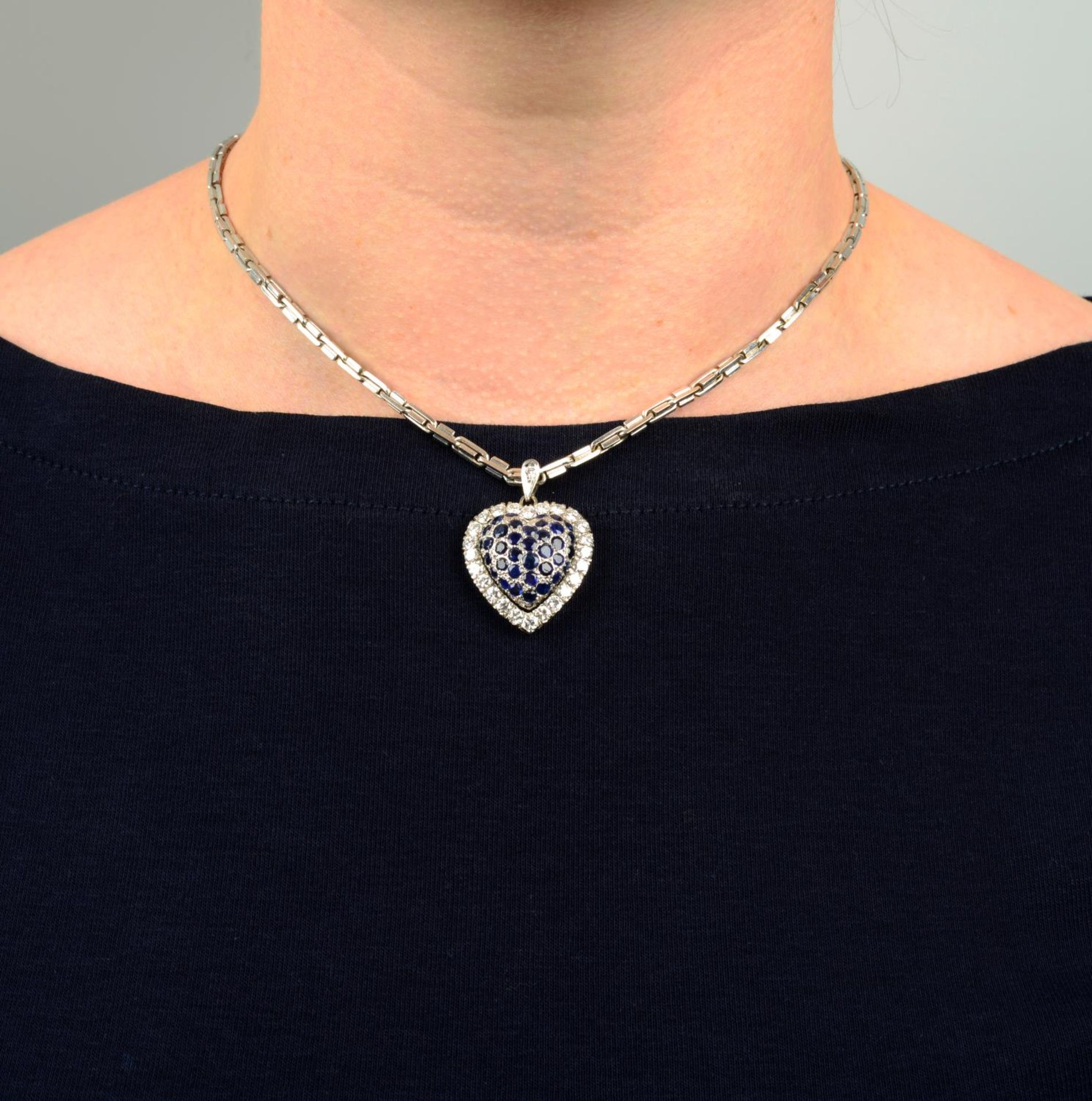 A sapphire and diamond heart-shape pendant, with chain. - Bild 3 aus 5