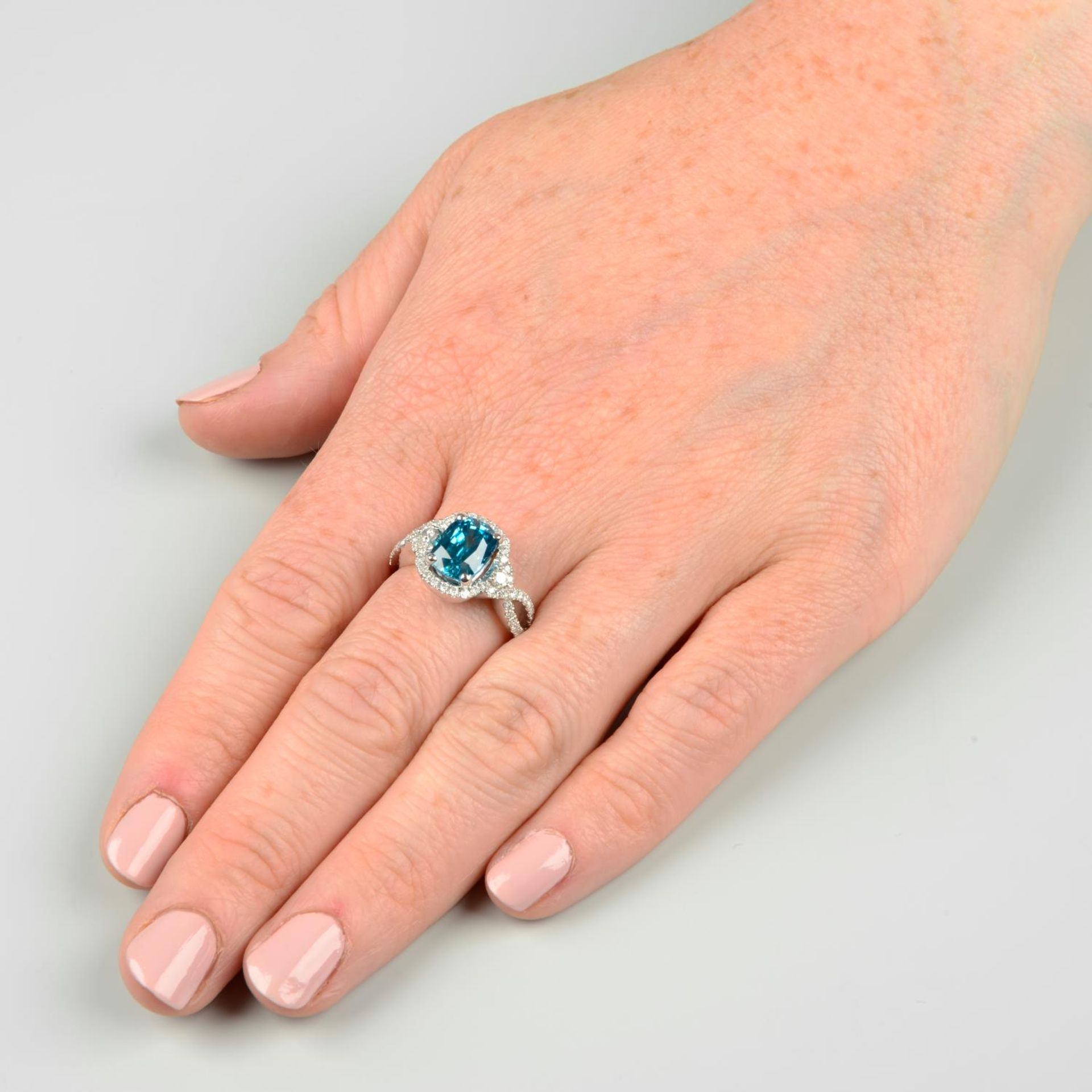 A blue zircon and diamond dress ring.Estimated dimensions of zircon 9 by 6.9 by 6mms. - Bild 3 aus 6