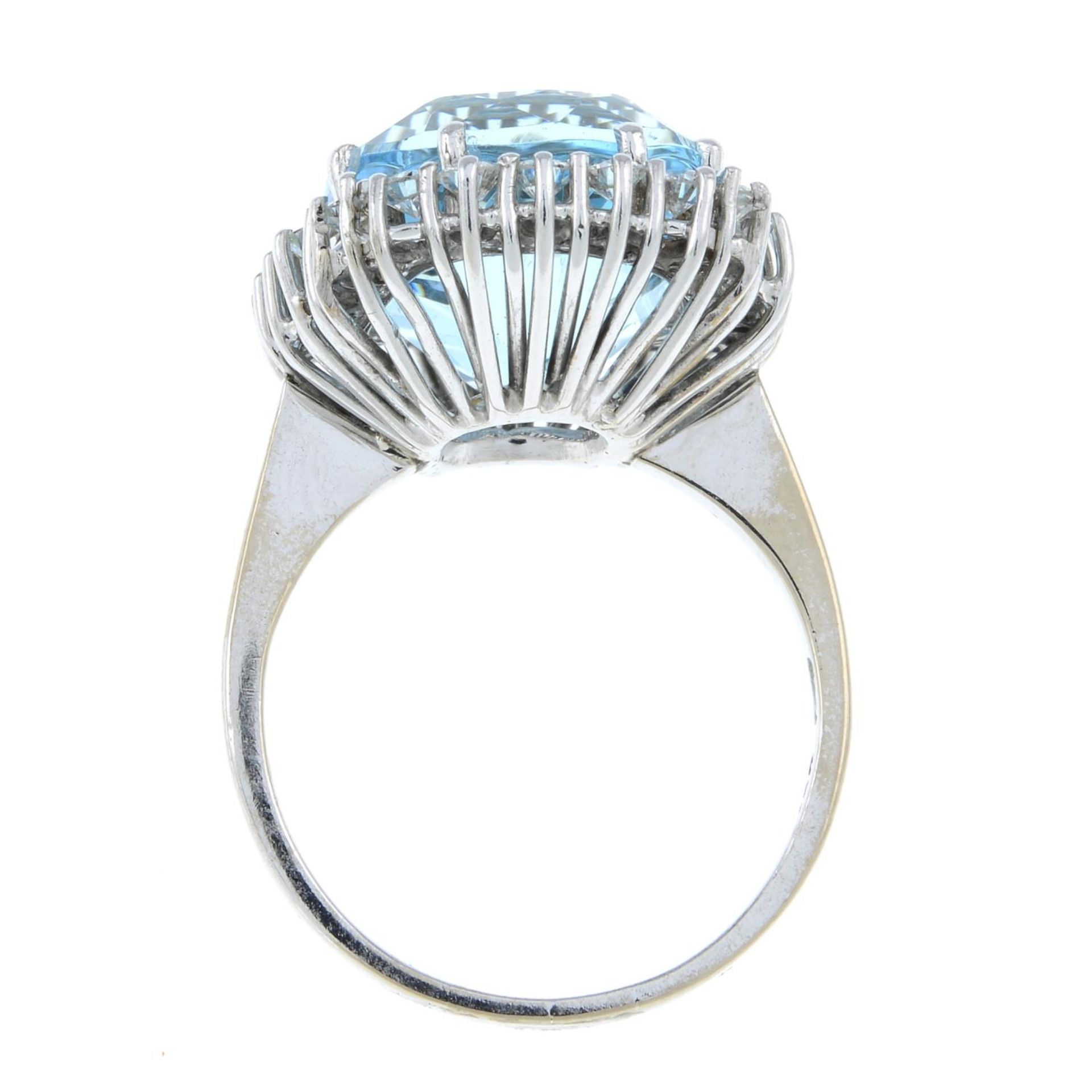 An aquamarine and diamond cluster ring.Aquamarine weight 10.94cts.Estimated total diamond weight - Bild 6 aus 6