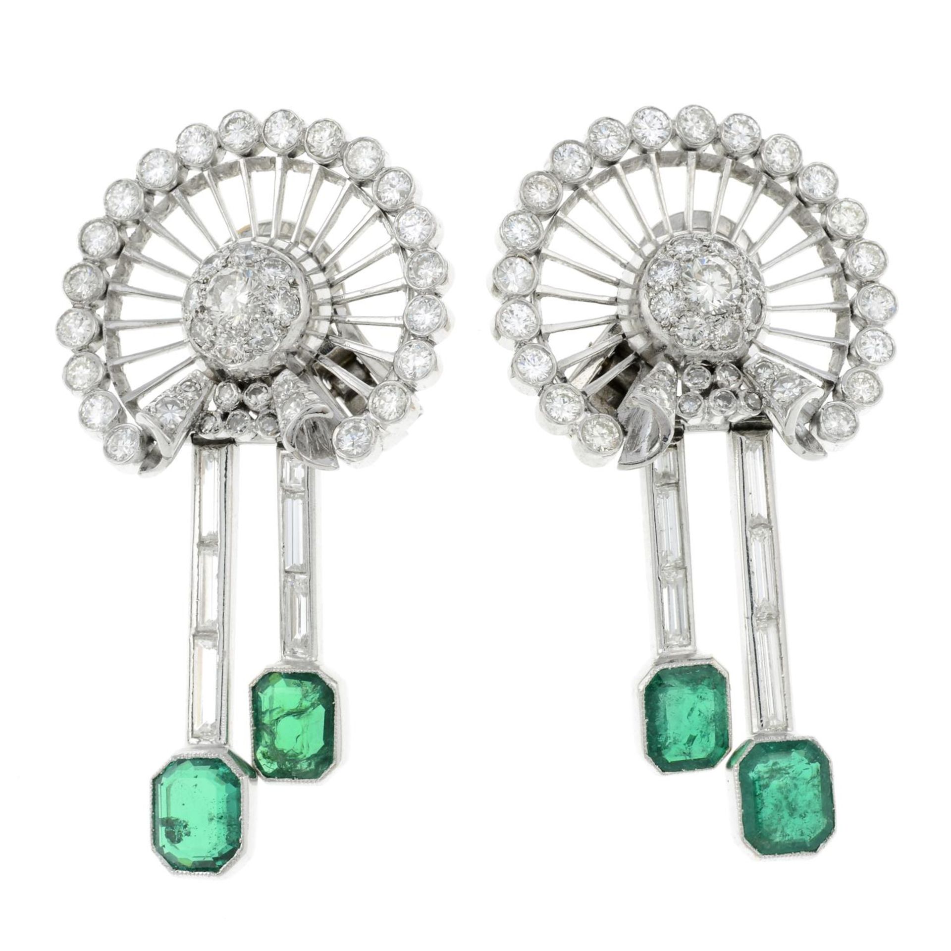 A pair of emerald and vari-cut diamond earrings, by Bulgari. - Bild 2 aus 3