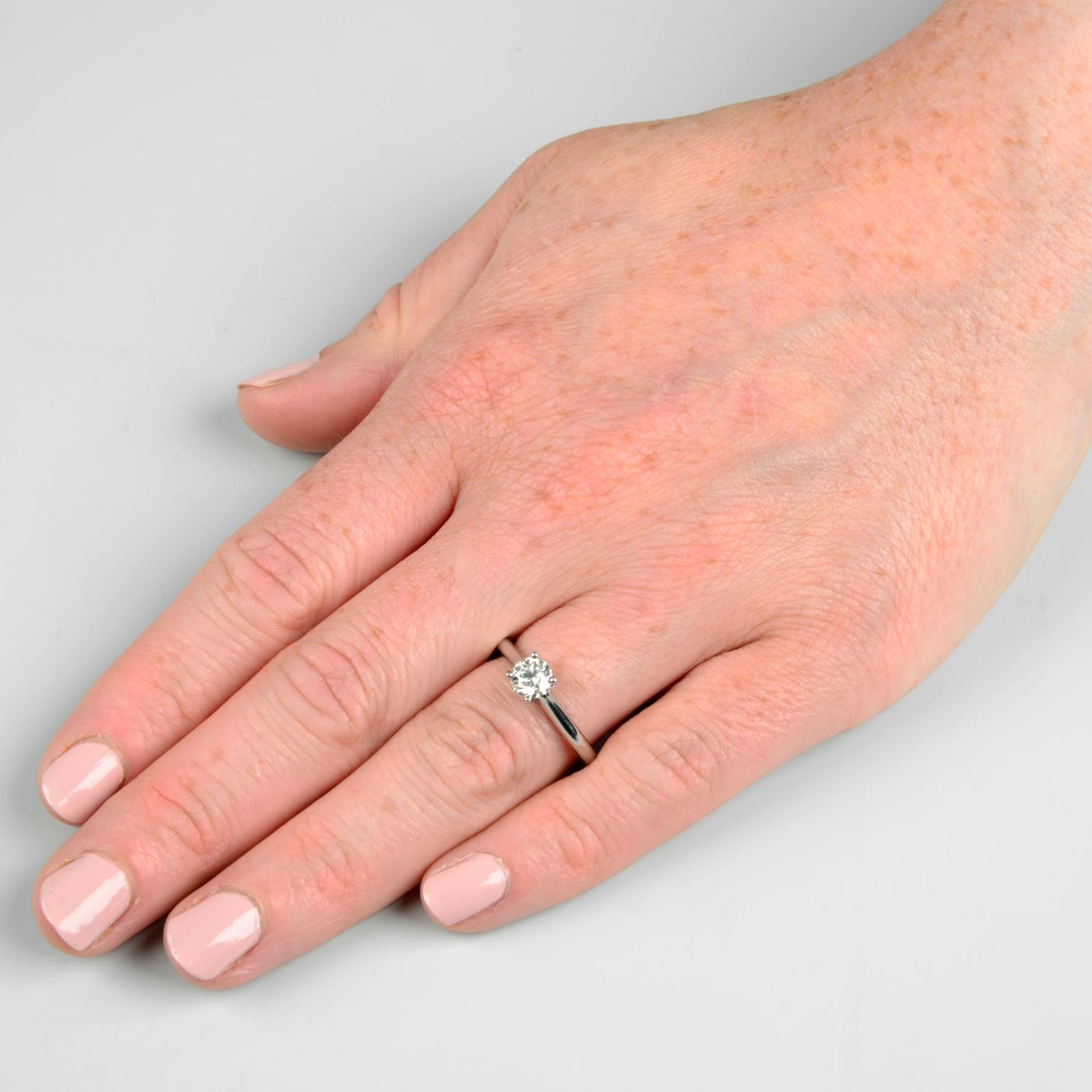 A platinum brilliant-cut diamond single-stone ring, - Bild 3 aus 6