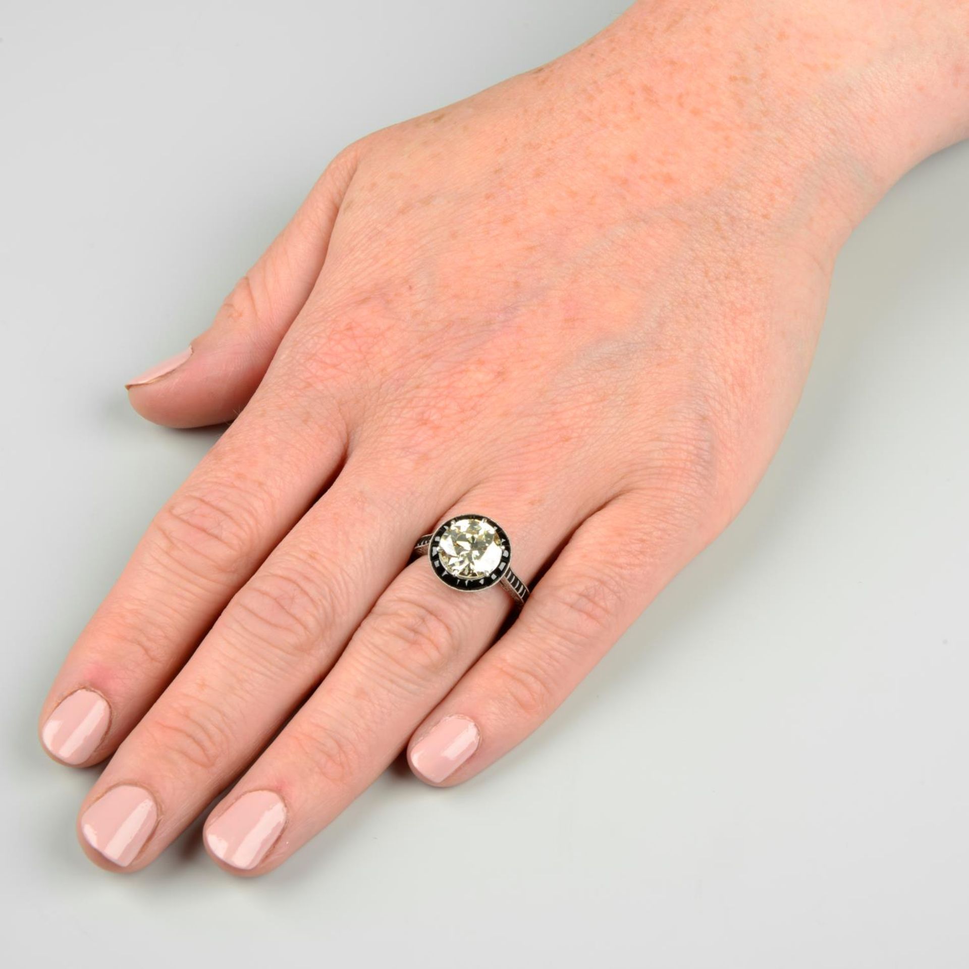 An old-cut diamond dress ring, with onyx surround and shoulders. - Bild 3 aus 5