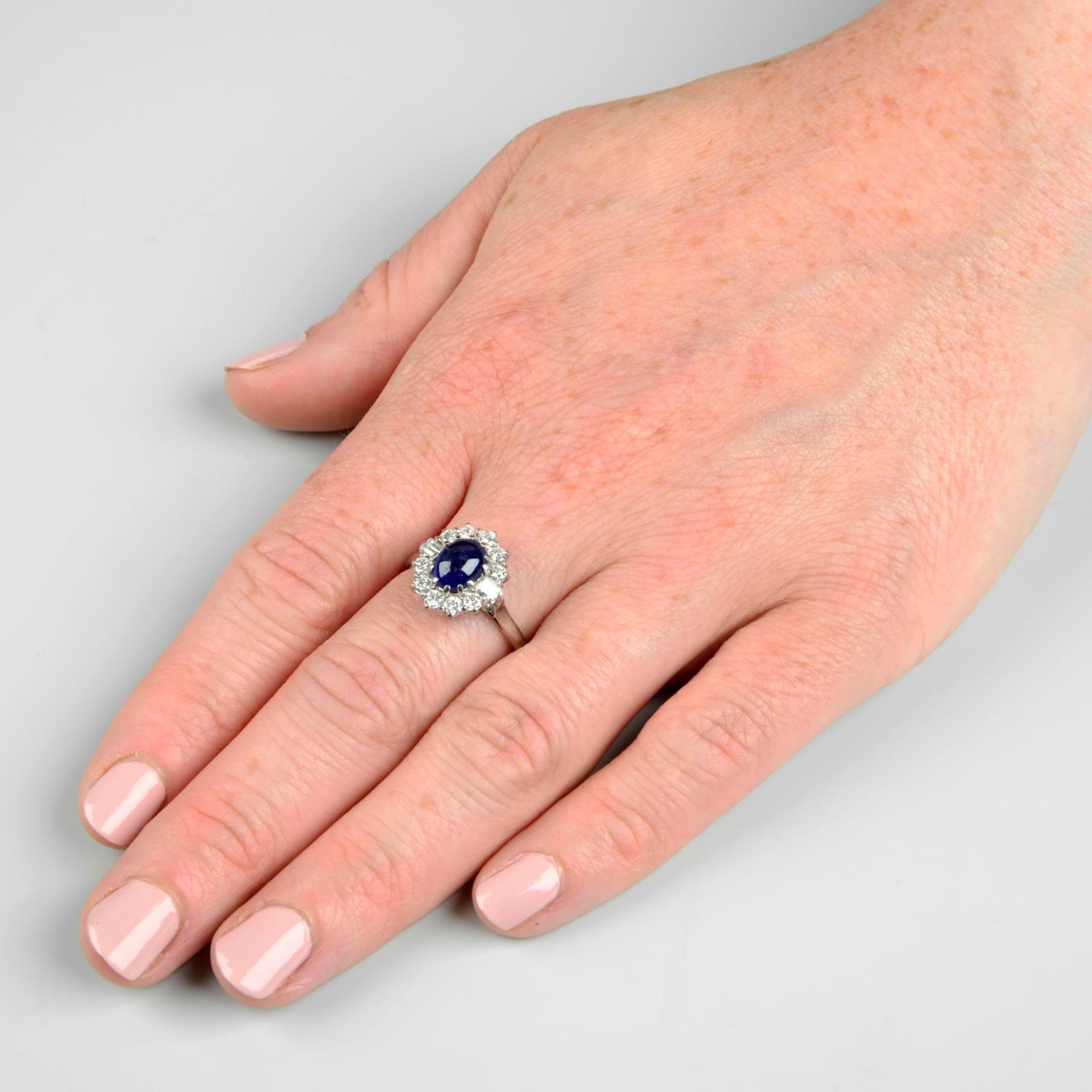 An 18ct gold sapphire cabochon and vari-cut diamond ring.Sapphire calculated weight 1.89cts, - Bild 3 aus 6