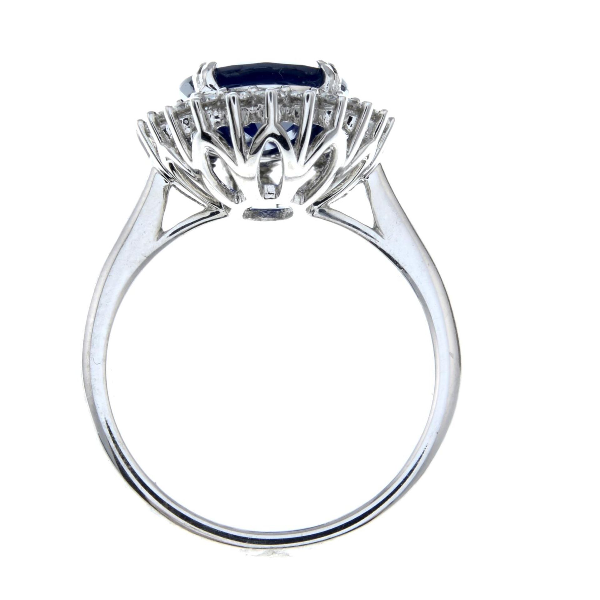 A sapphire and brilliant-cut diamond cluster ring. - Bild 6 aus 6