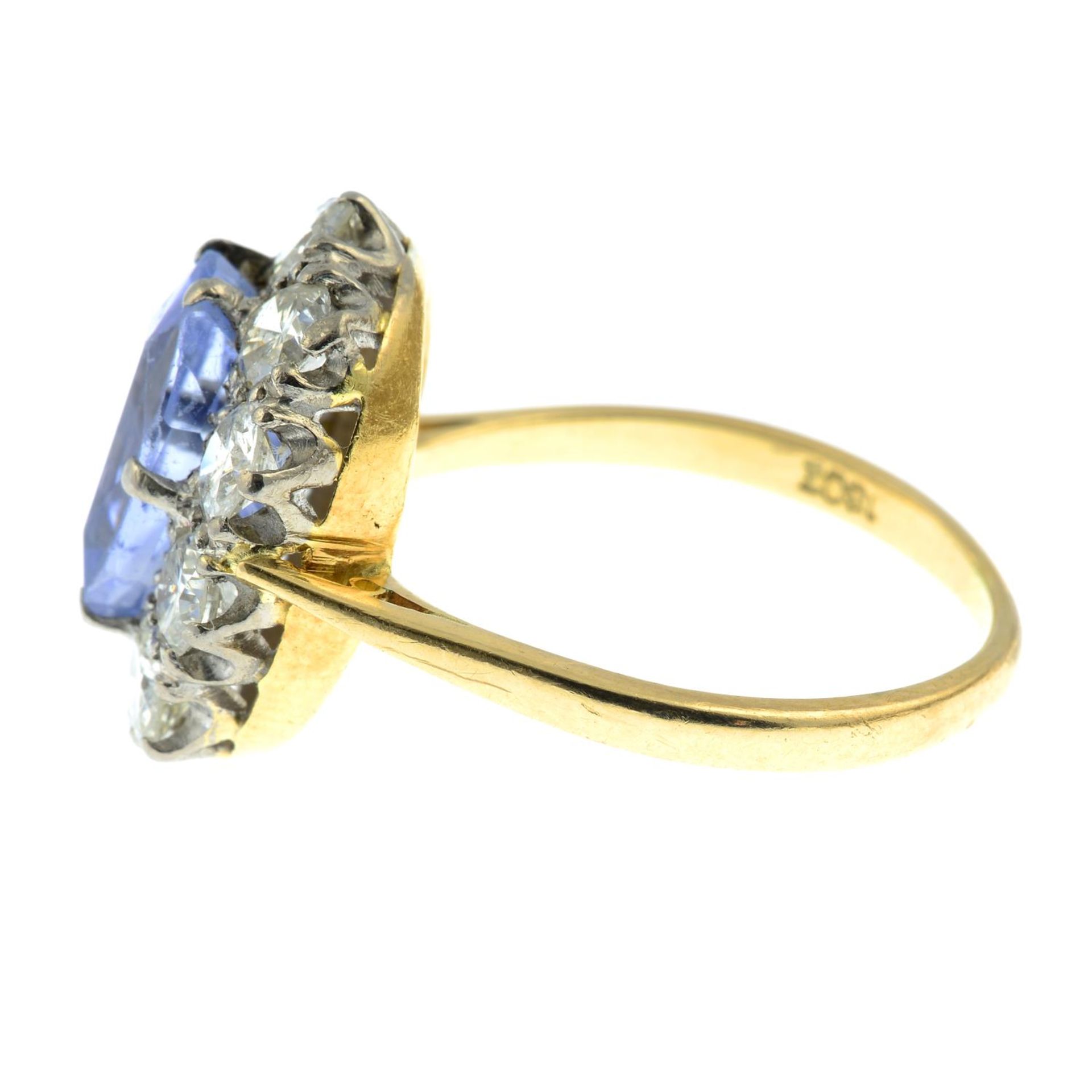 An 18ct gold Sri Lankan sapphire and brilliant-cut diamond cluster ring.With report 20012, - Bild 4 aus 6