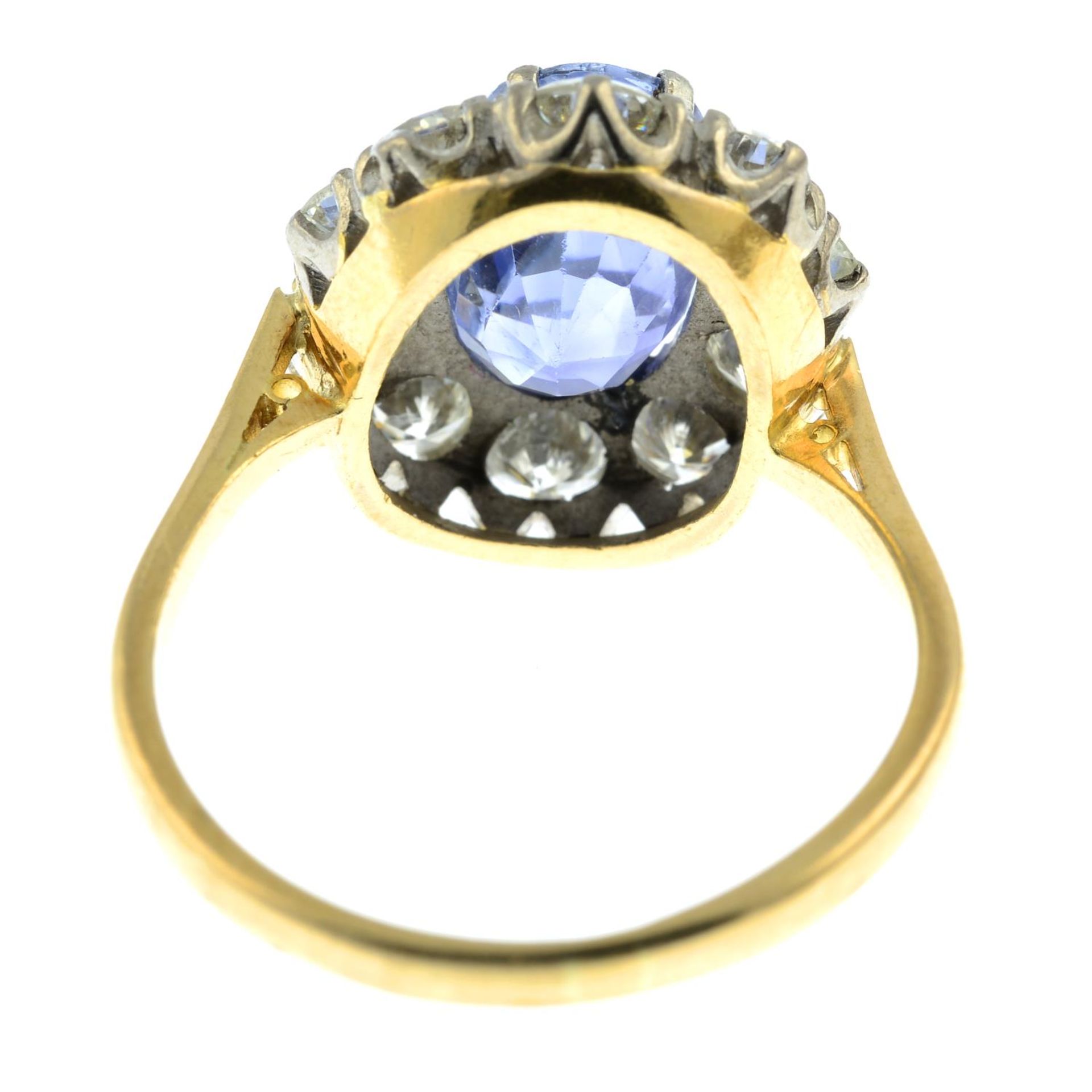 An 18ct gold Sri Lankan sapphire and brilliant-cut diamond cluster ring.With report 20012, - Bild 5 aus 6