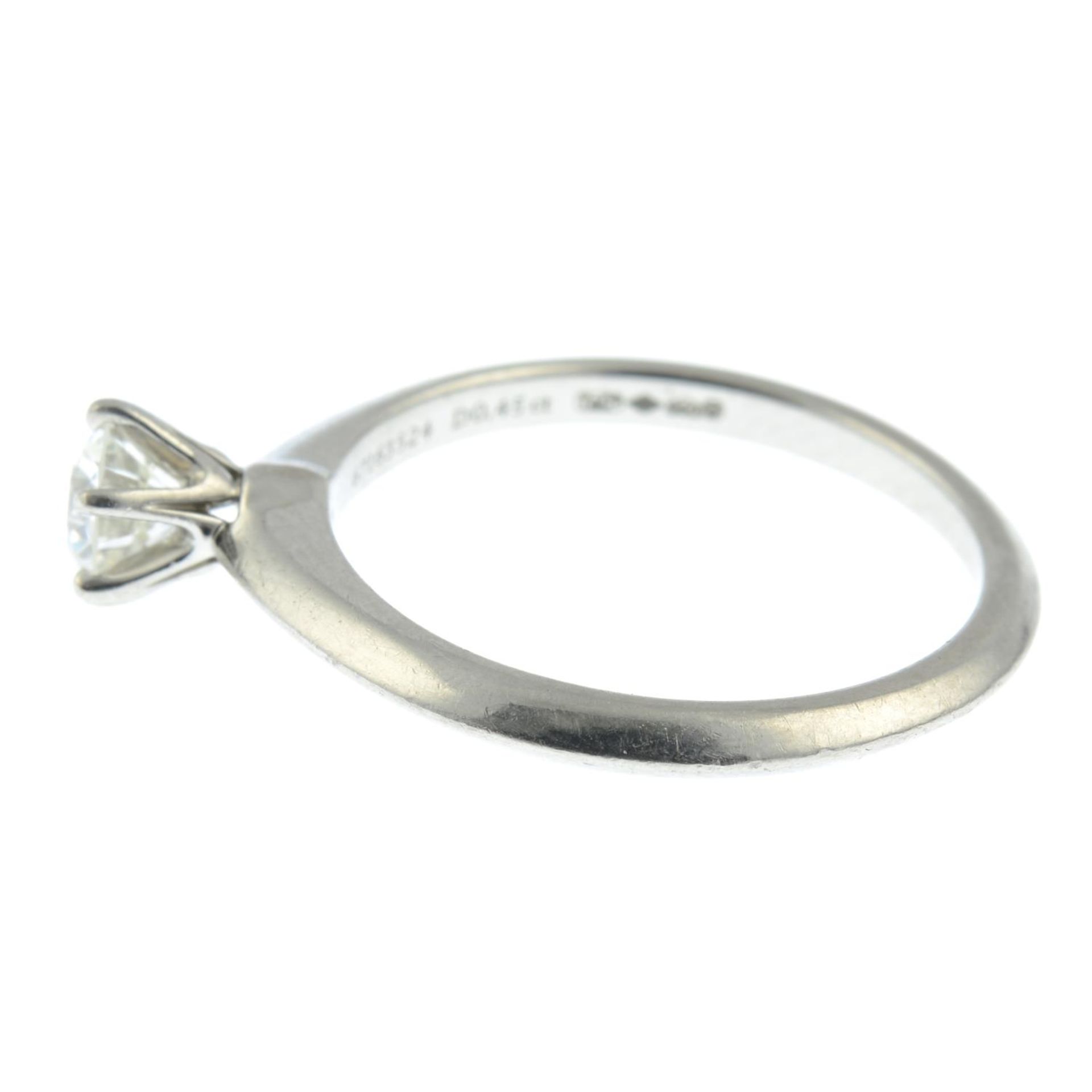 A platinum brilliant-cut diamond single-stone ring, by Tiffany & Co. - Bild 4 aus 6