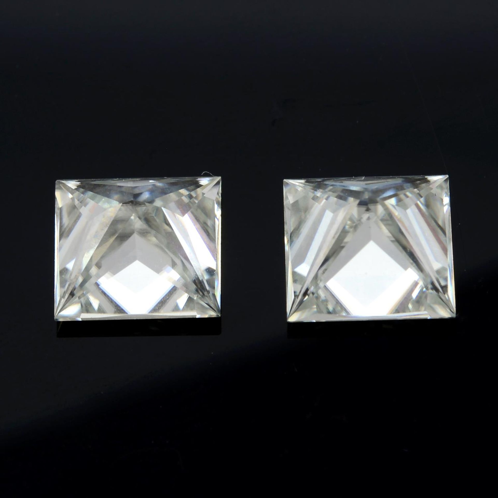 A pair of square shape synthetic moissanites. - Bild 2 aus 2