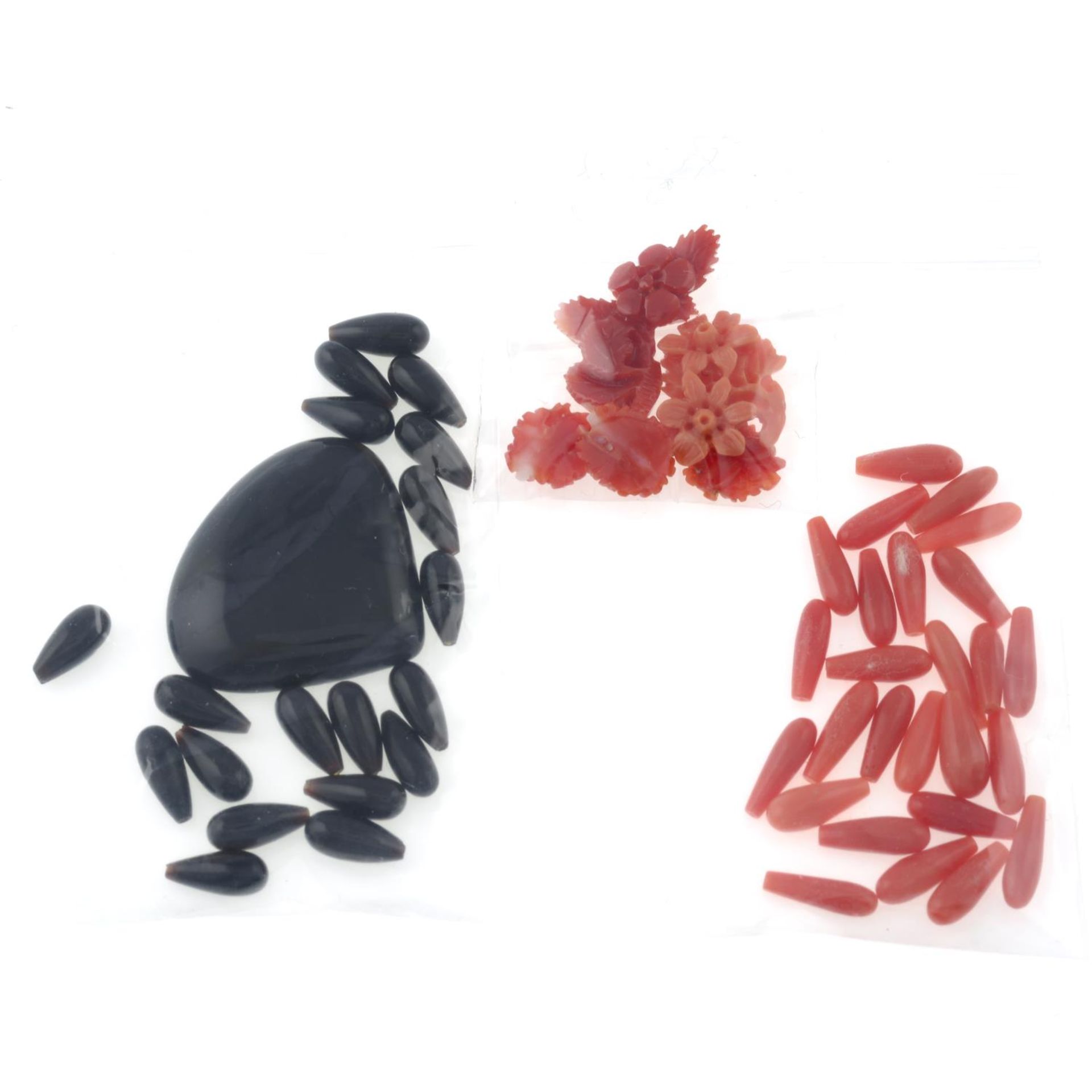 A selection of onyx and coral, weighing 139.5cts.Onyx weighing 79cts.Coral weighing 60.50cts. - Bild 2 aus 2